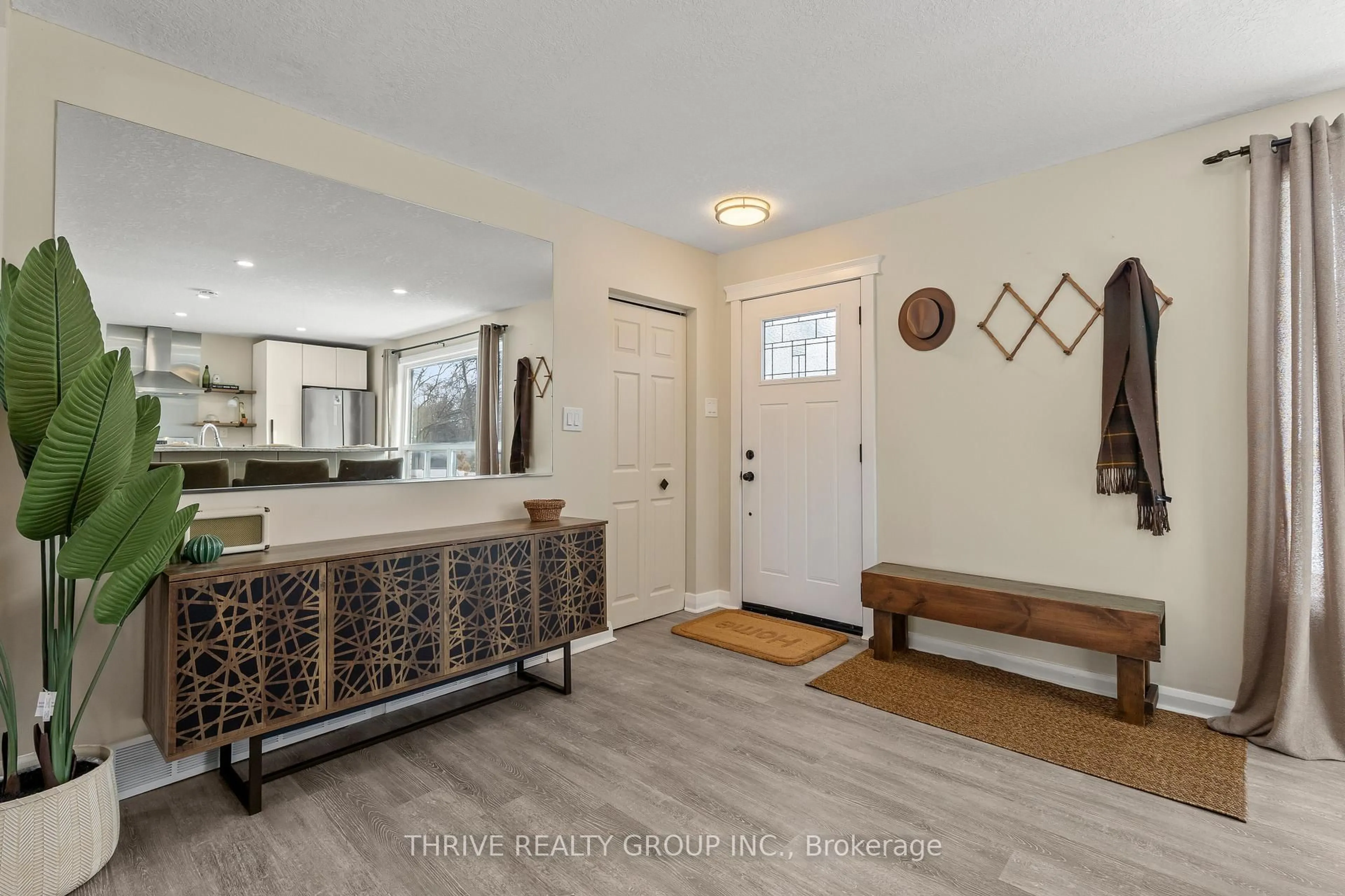 Indoor entryway for 402 Stephen St, London South Ontario N6K 2N3