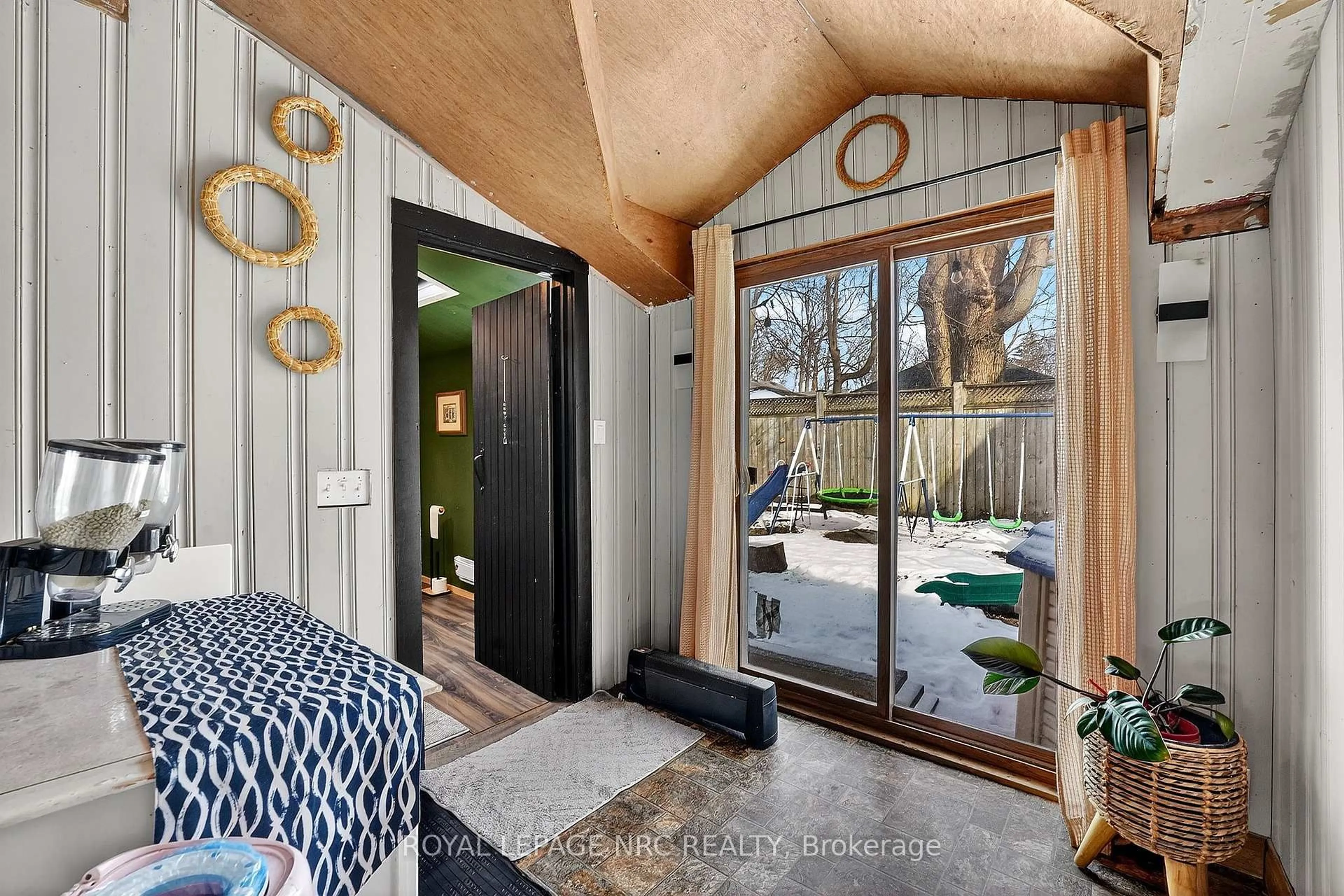 Indoor entryway for 226 Derby Rd, Fort Erie Ontario L0S 1B0