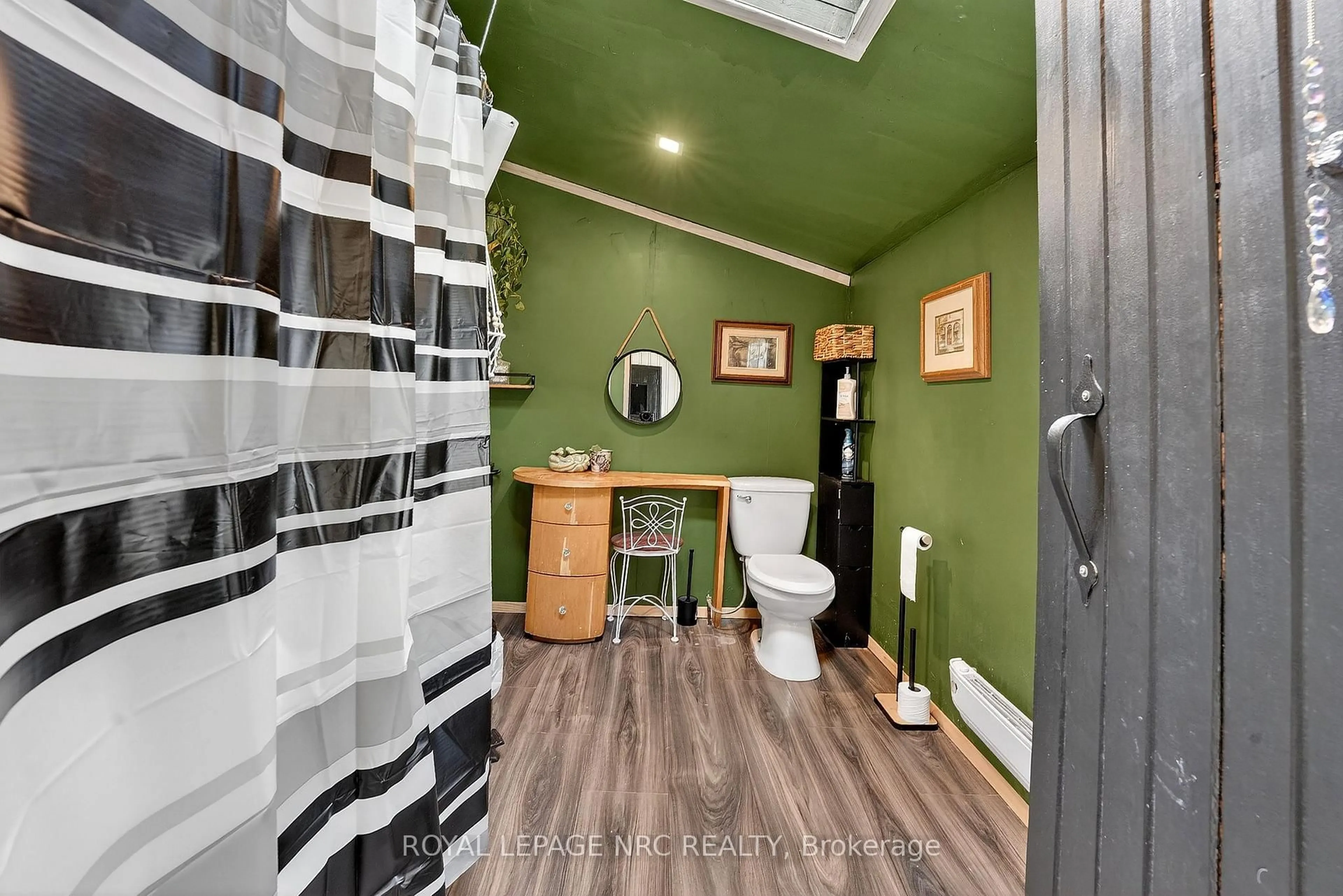 Standard bathroom, ceramic/tile floor for 226 Derby Rd, Fort Erie Ontario L0S 1B0