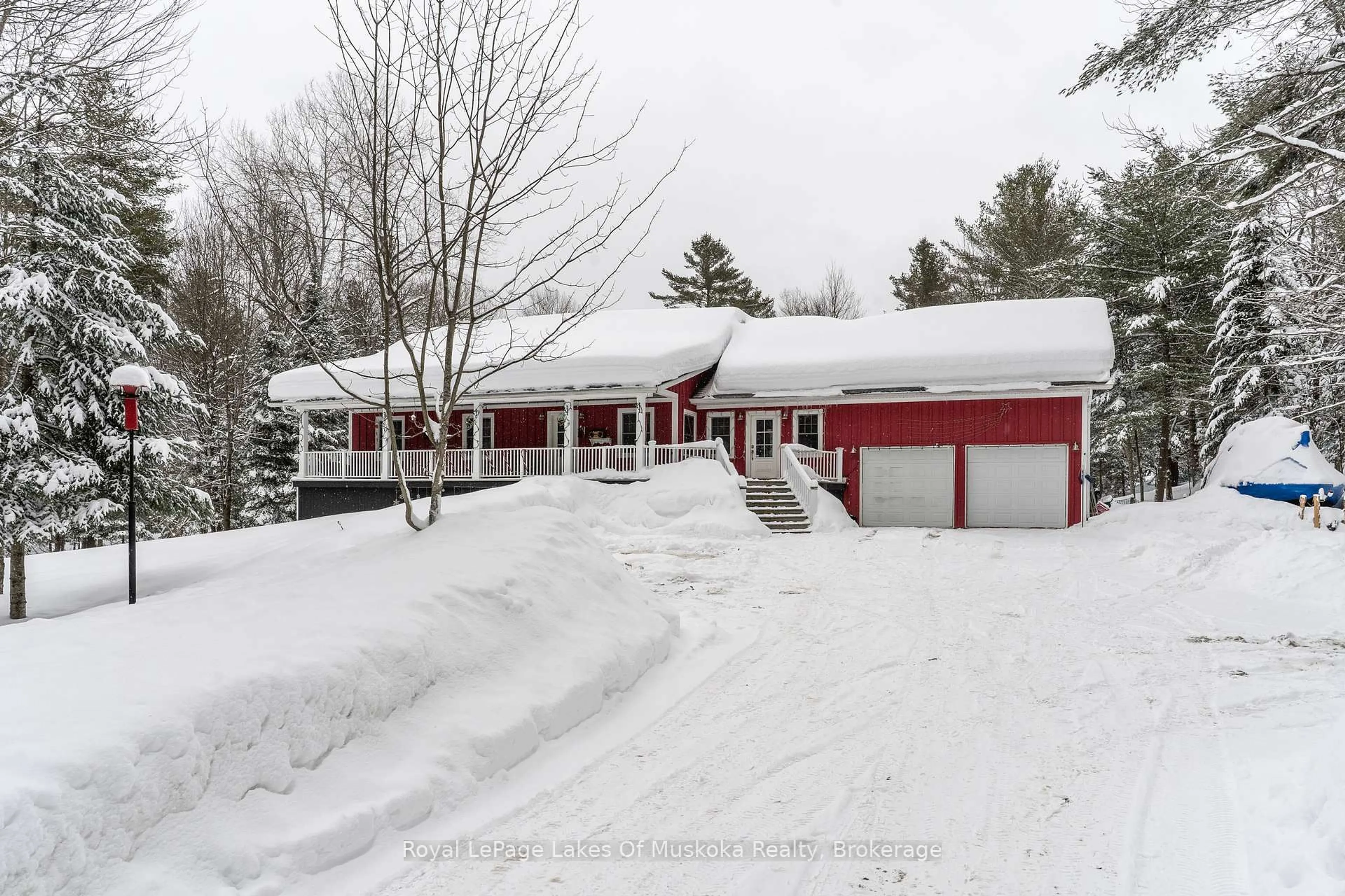 A pic from outside/outdoor area/front of a property/back of a property/a pic from drone, street for 1039 Falkenburg Rd, Bracebridge Ontario P1L 1X4