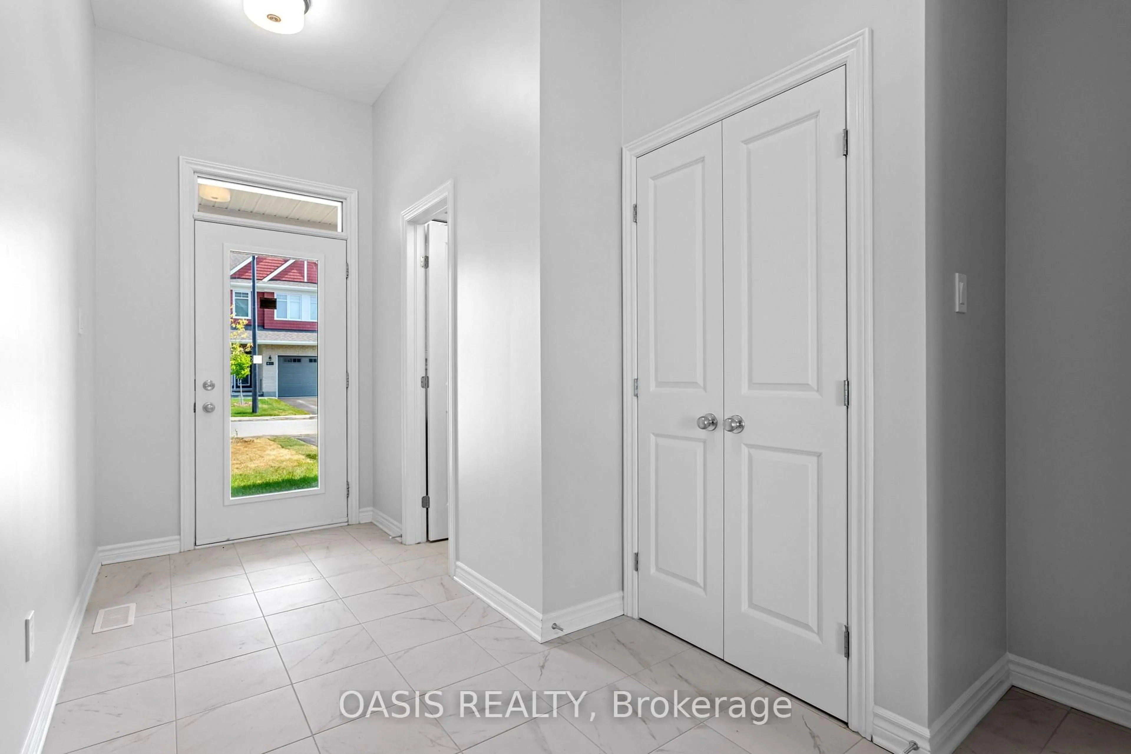 Indoor entryway for 1860 Elevation Rd, Ottawa Ontario K2J 7A6