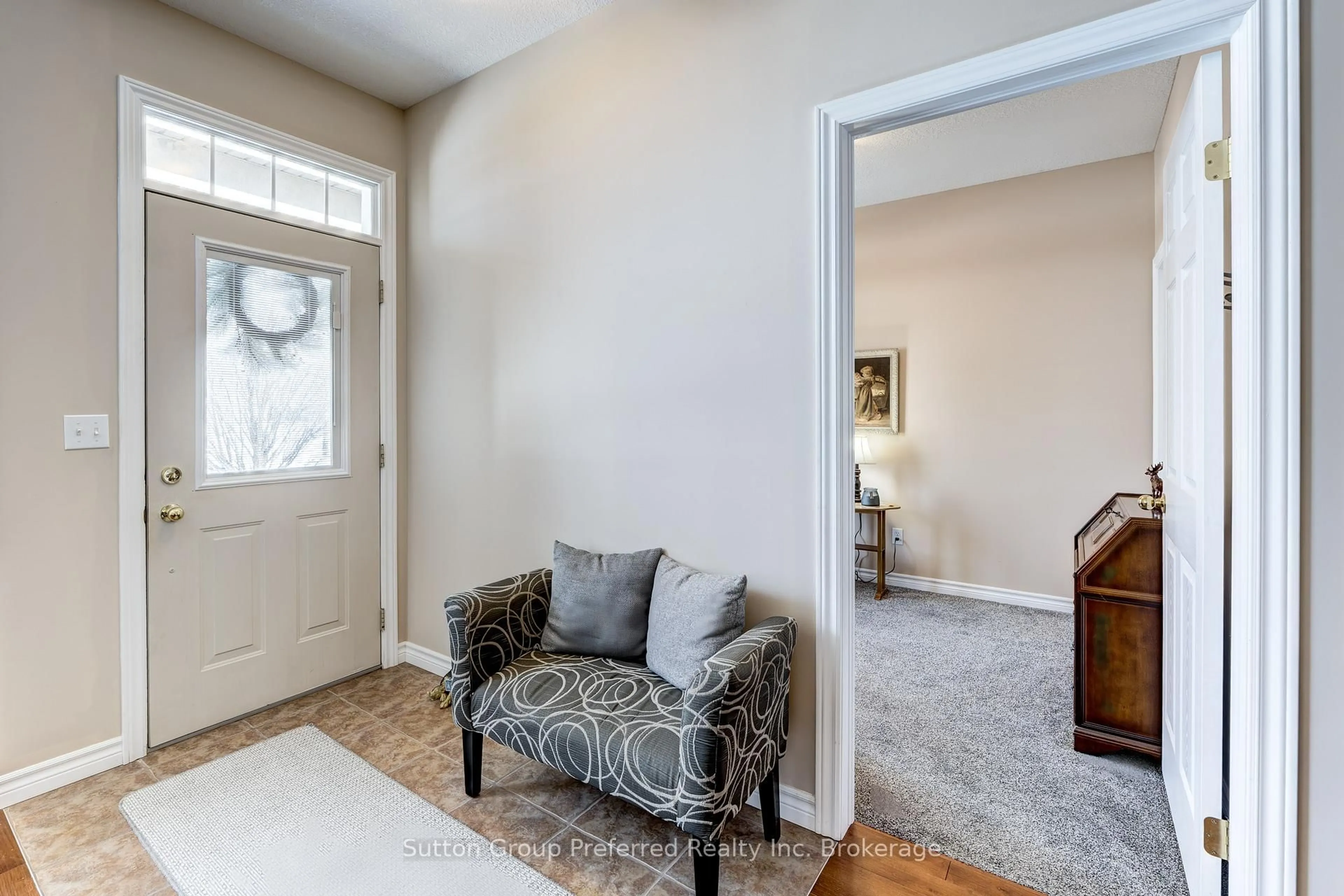 Indoor entryway for 661 Southwood Way, Woodstock Ontario N4S 9A6