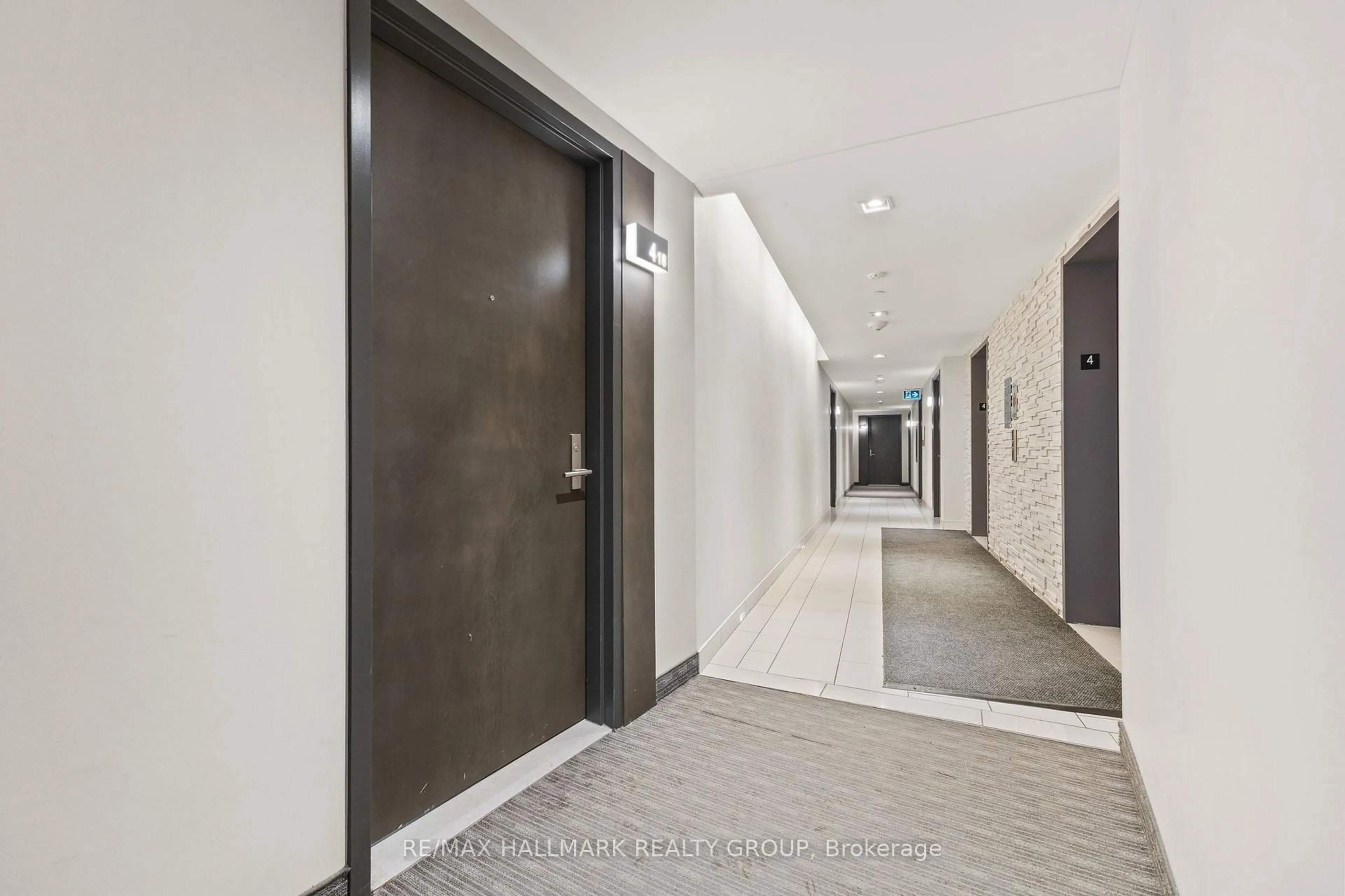 Indoor foyer for 411 Mackay St #418, Ottawa Ontario K1M 2C5