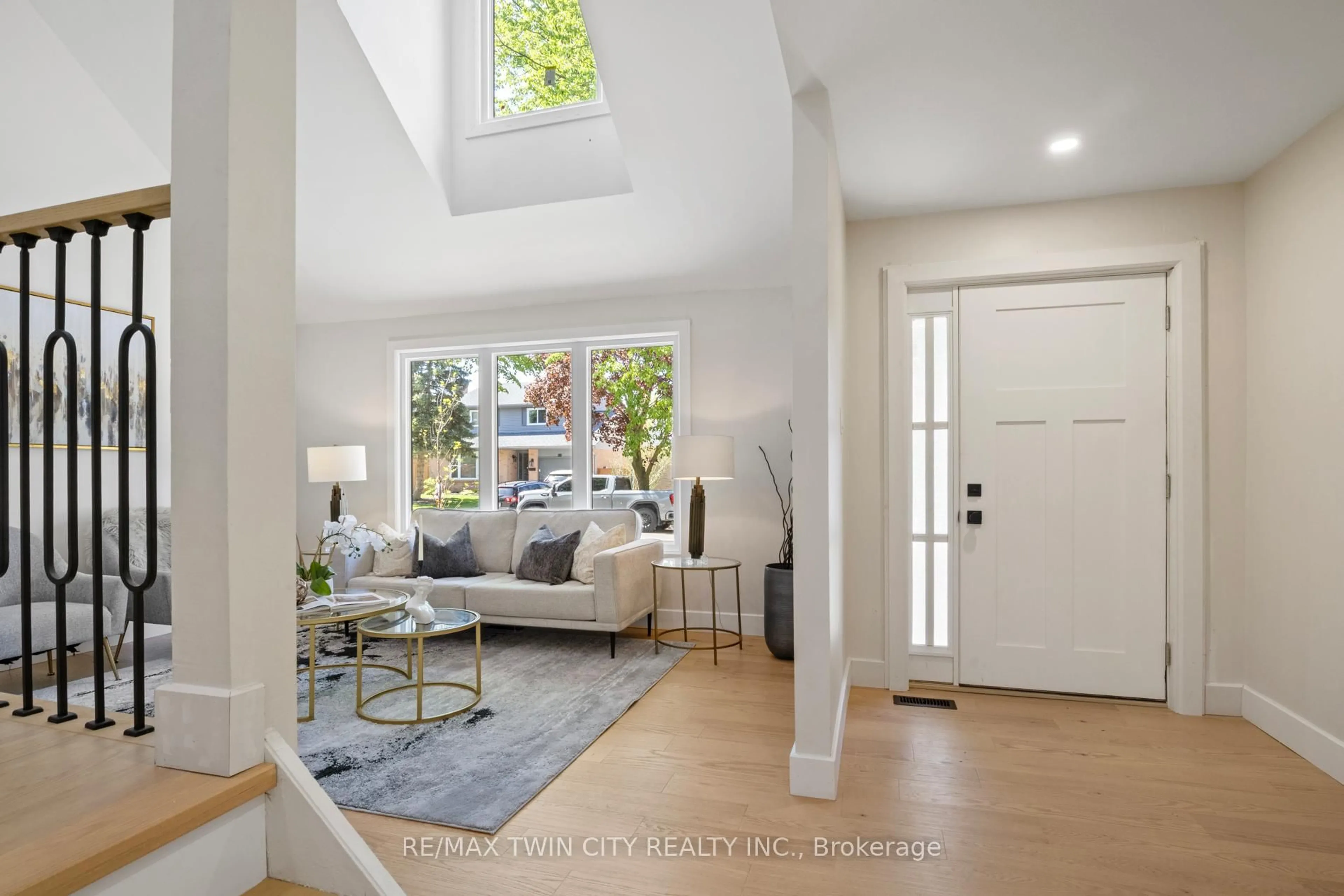 Indoor entryway for 92 Scenic Wood Cres, Kitchener Ontario N2A 3N6