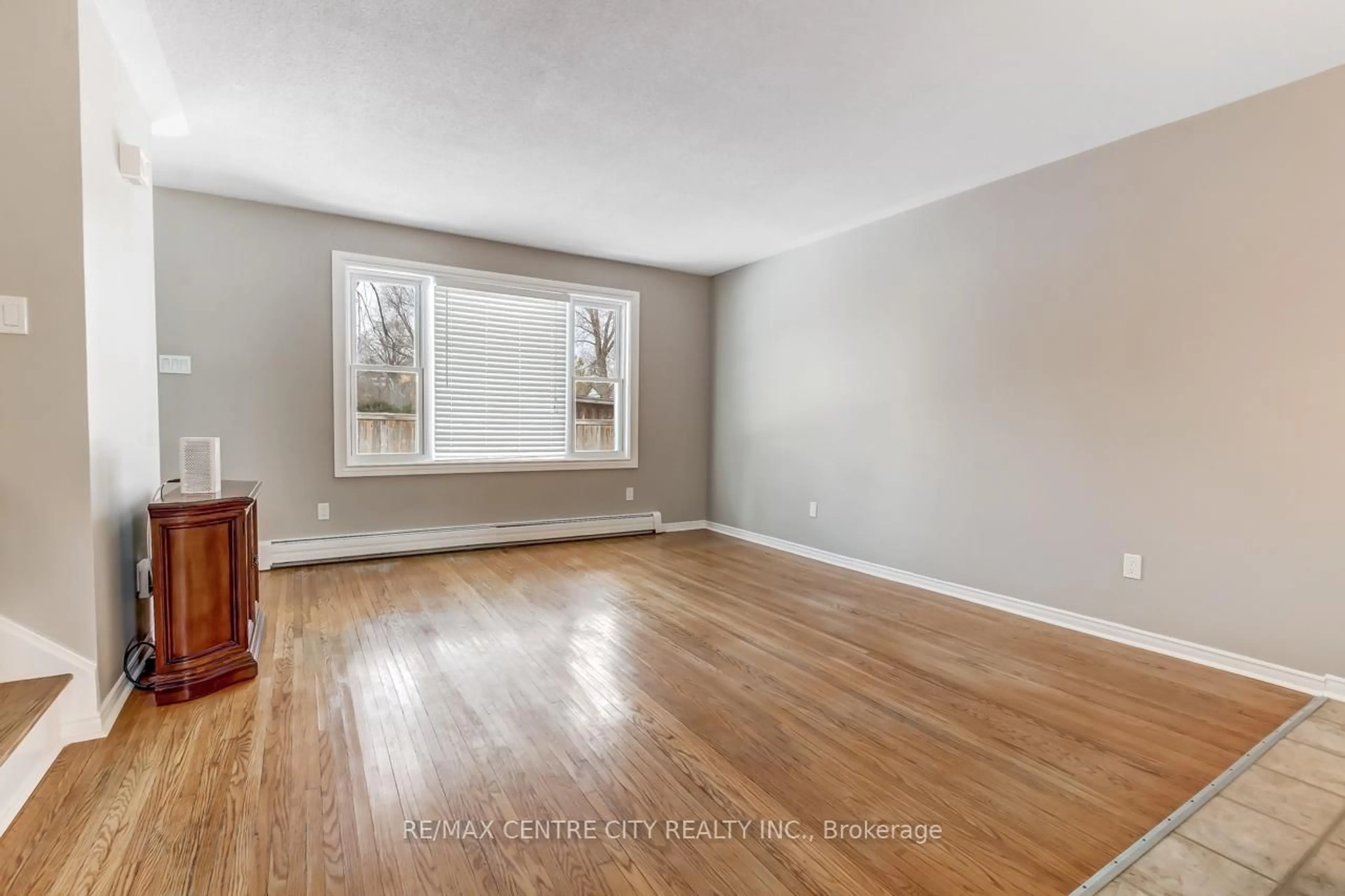 A pic of a room for 951 Notre Dame Dr, London South Ontario N6J 3C3