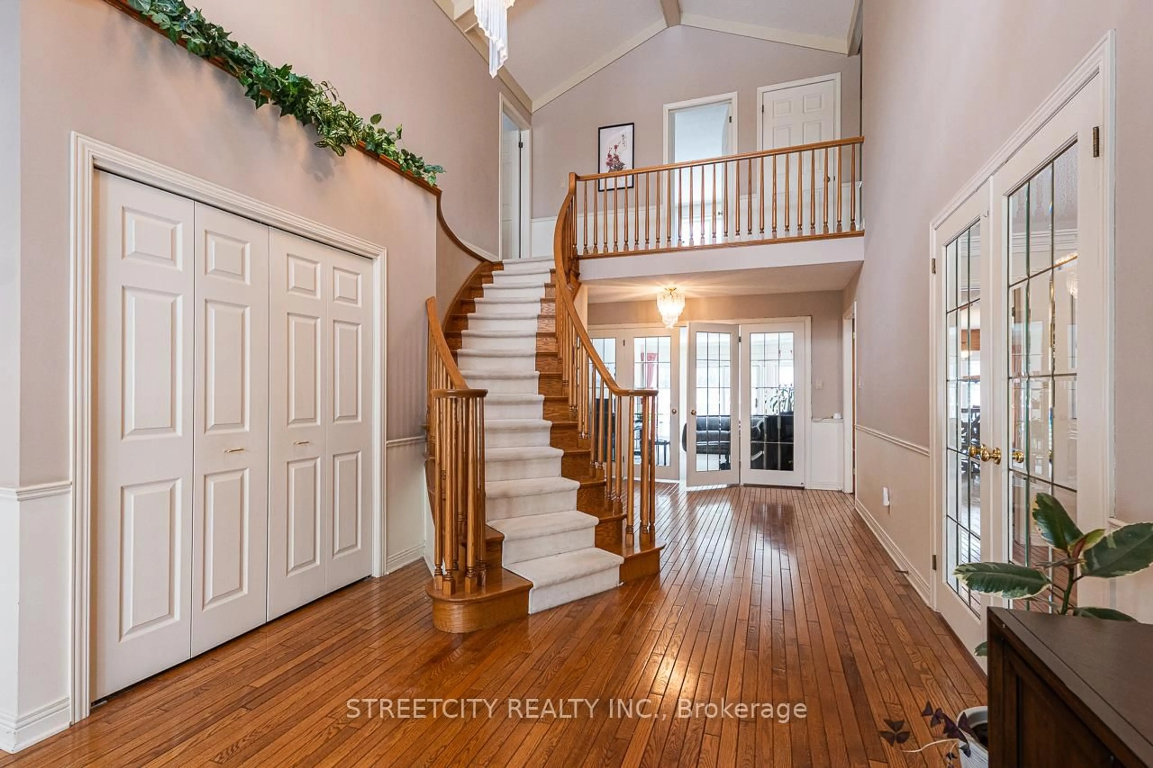 Indoor entryway for 397 GRANGEOVER Crt, London North Ontario N6G 4K8