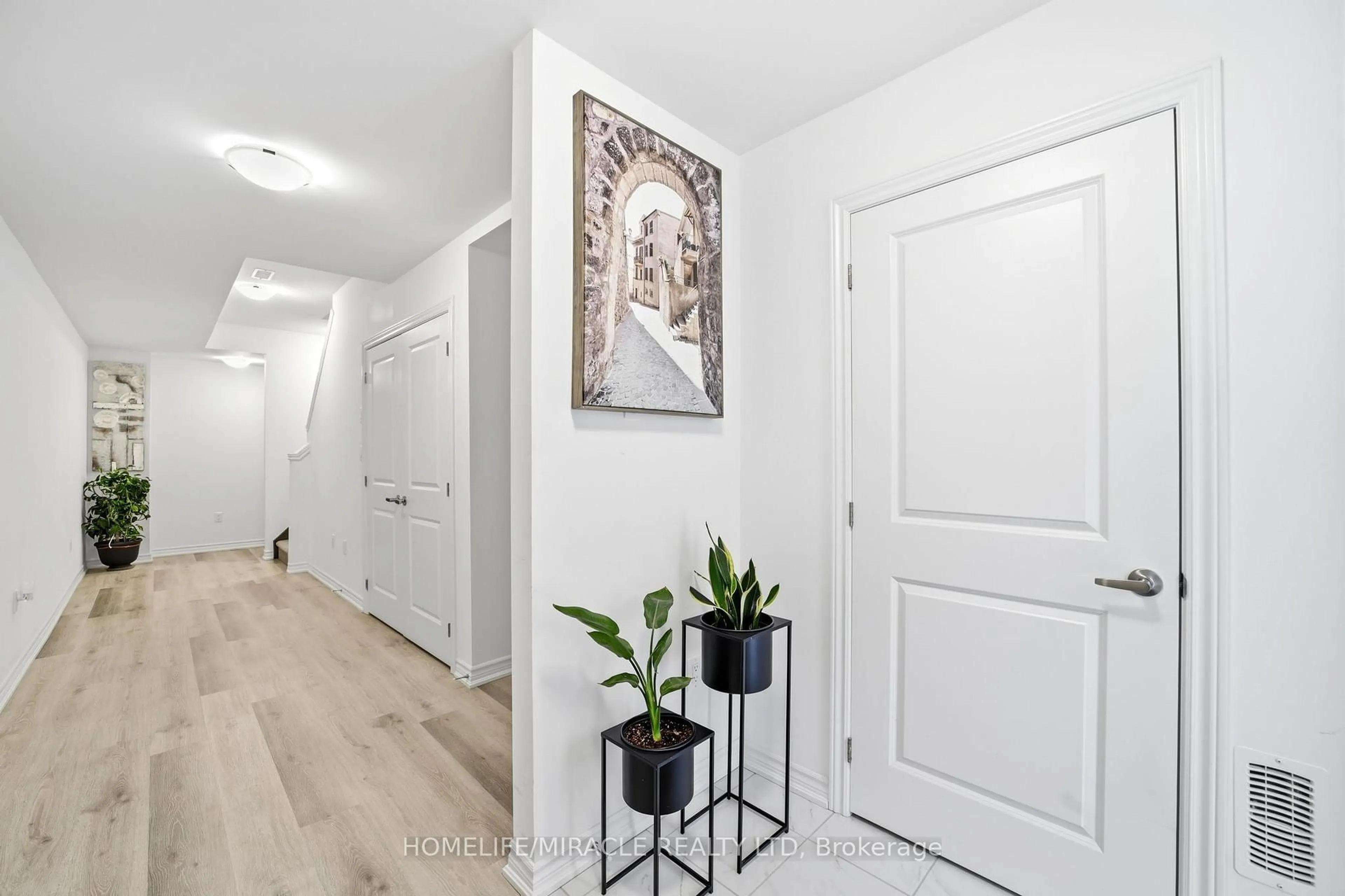 Indoor entryway for 461 Blackburn Dr #95, Brantford Ontario N3T 0W9