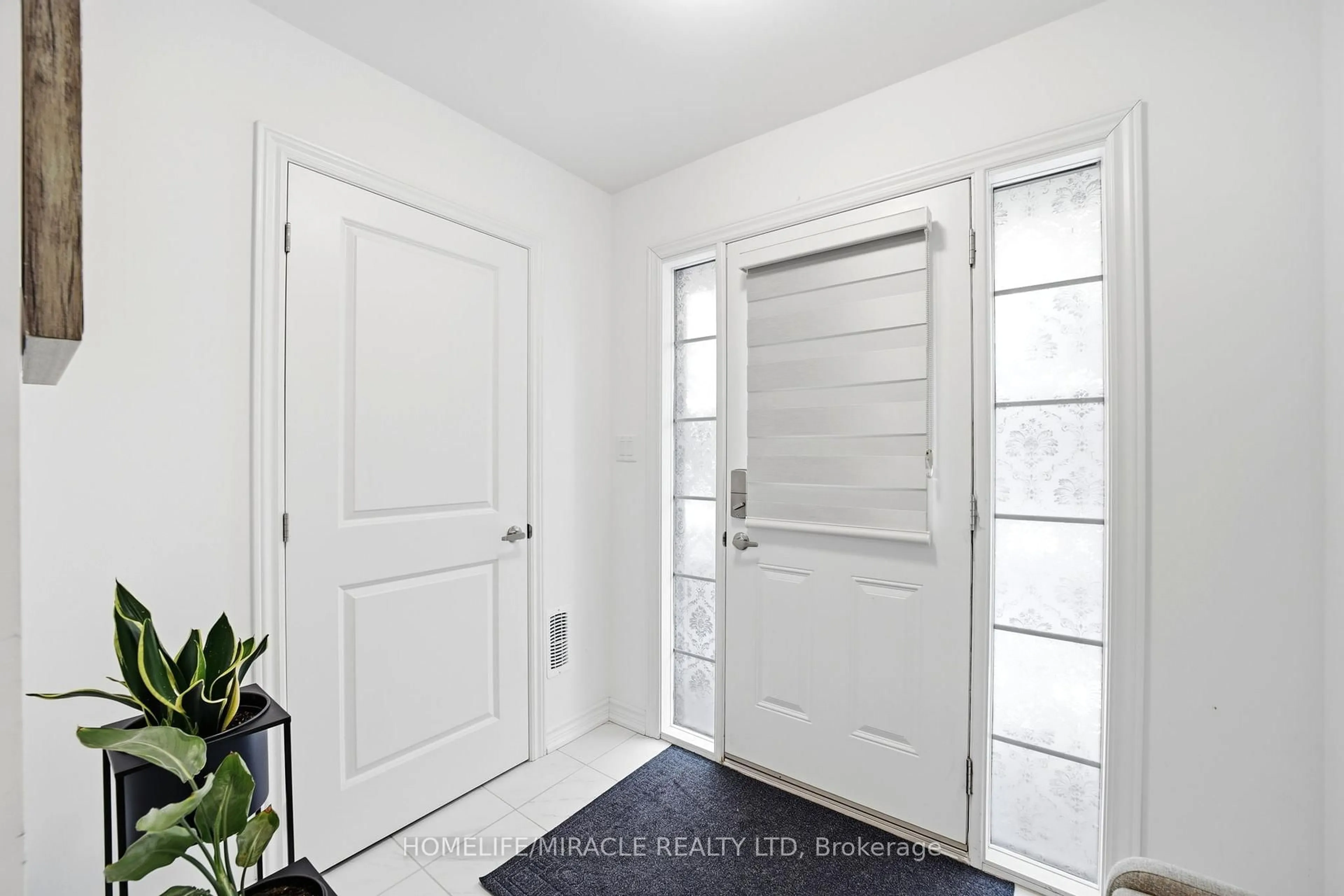 Indoor entryway for 461 Blackburn Dr #95, Brantford Ontario N3T 0W9
