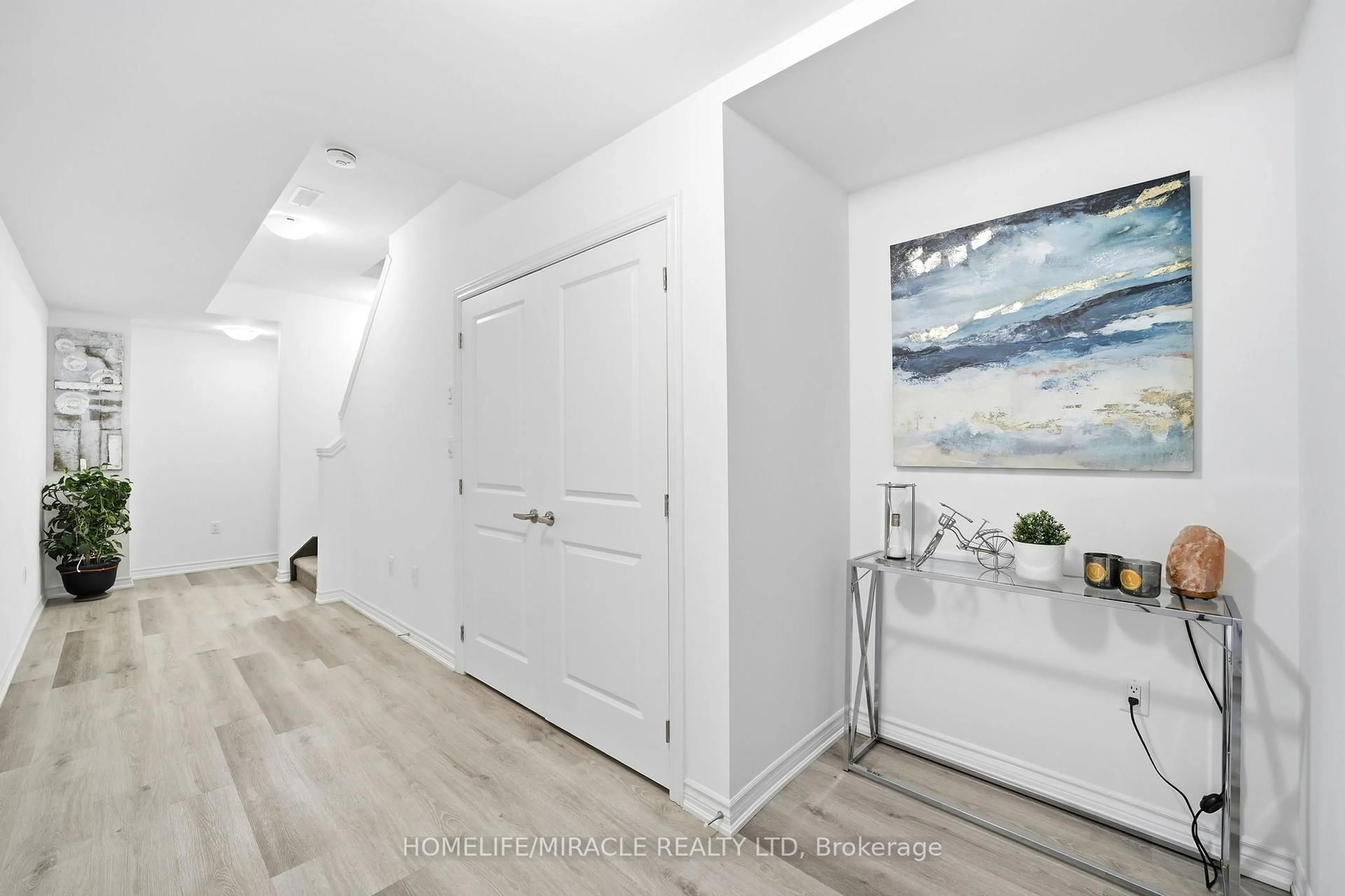 Indoor entryway for 461 Blackburn Dr #95, Brantford Ontario N3T 0W9