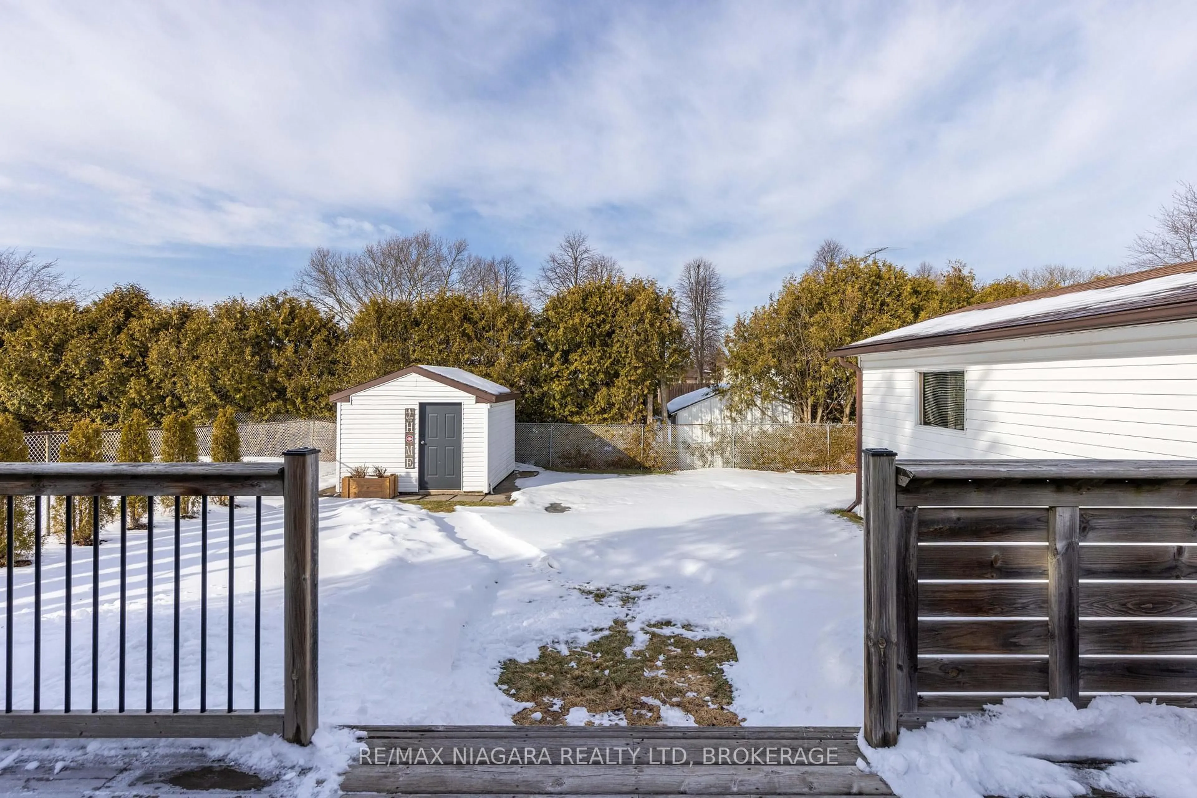 A pic from outside/outdoor area/front of a property/back of a property/a pic from drone, street for 8225 Paddock Trail Dr, Niagara Falls Ontario L2H 1X1