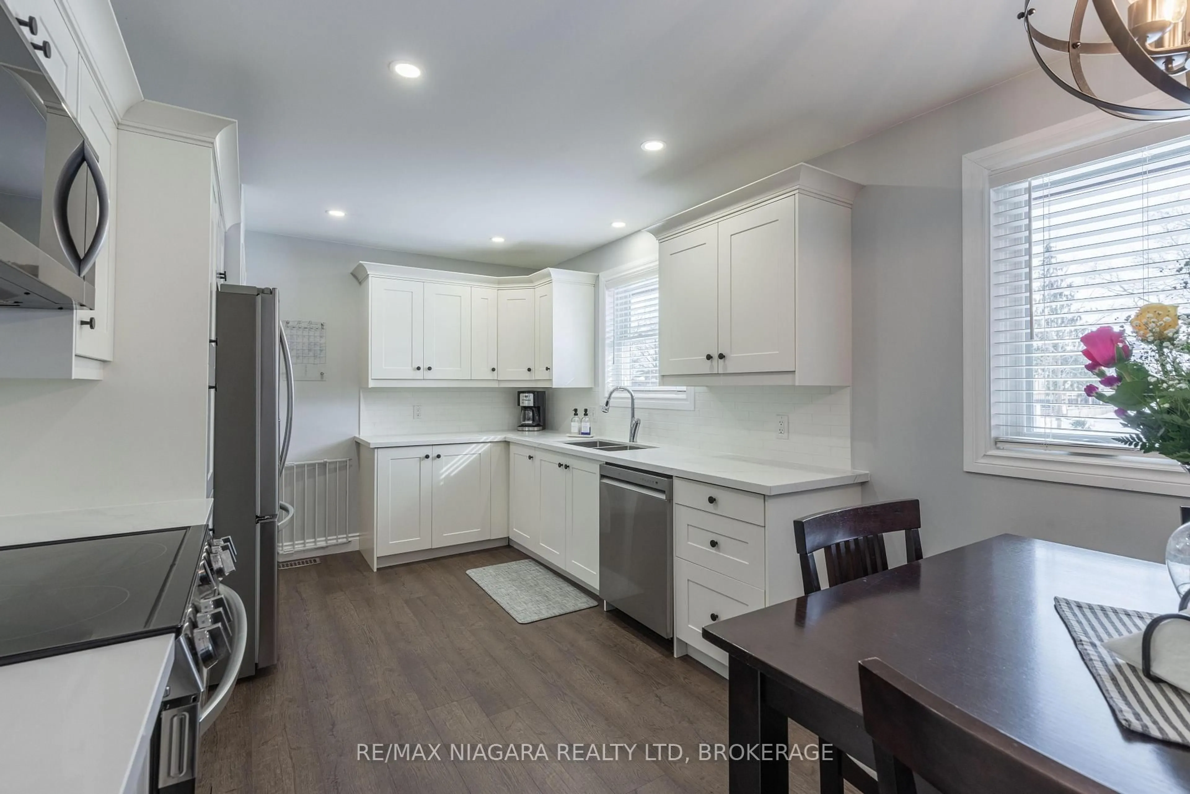 Open concept kitchen, unknown for 8225 Paddock Trail Dr, Niagara Falls Ontario L2H 1X1