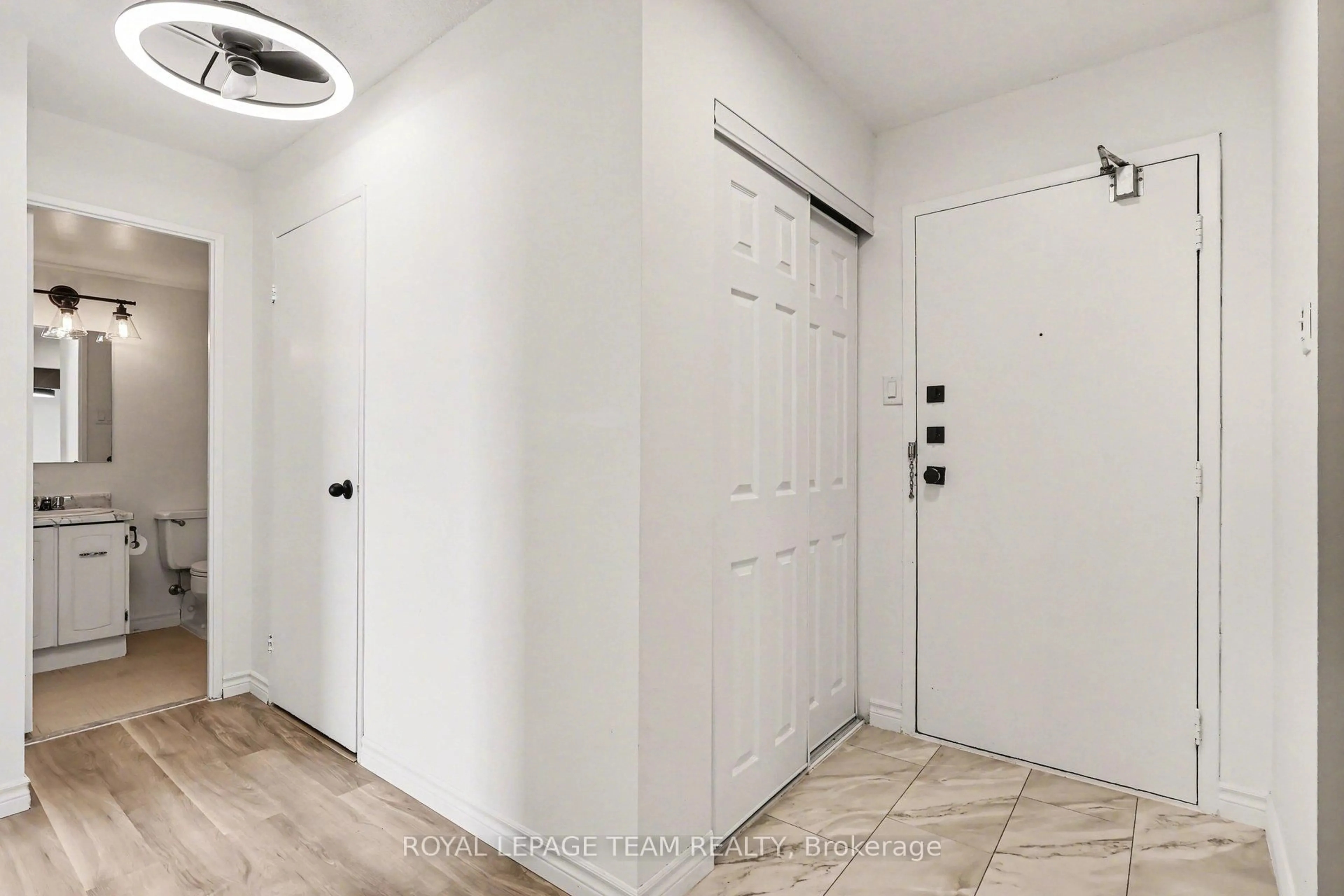 Indoor entryway for 2400 Virginia Dr #606, Ottawa Ontario K1H 8L3