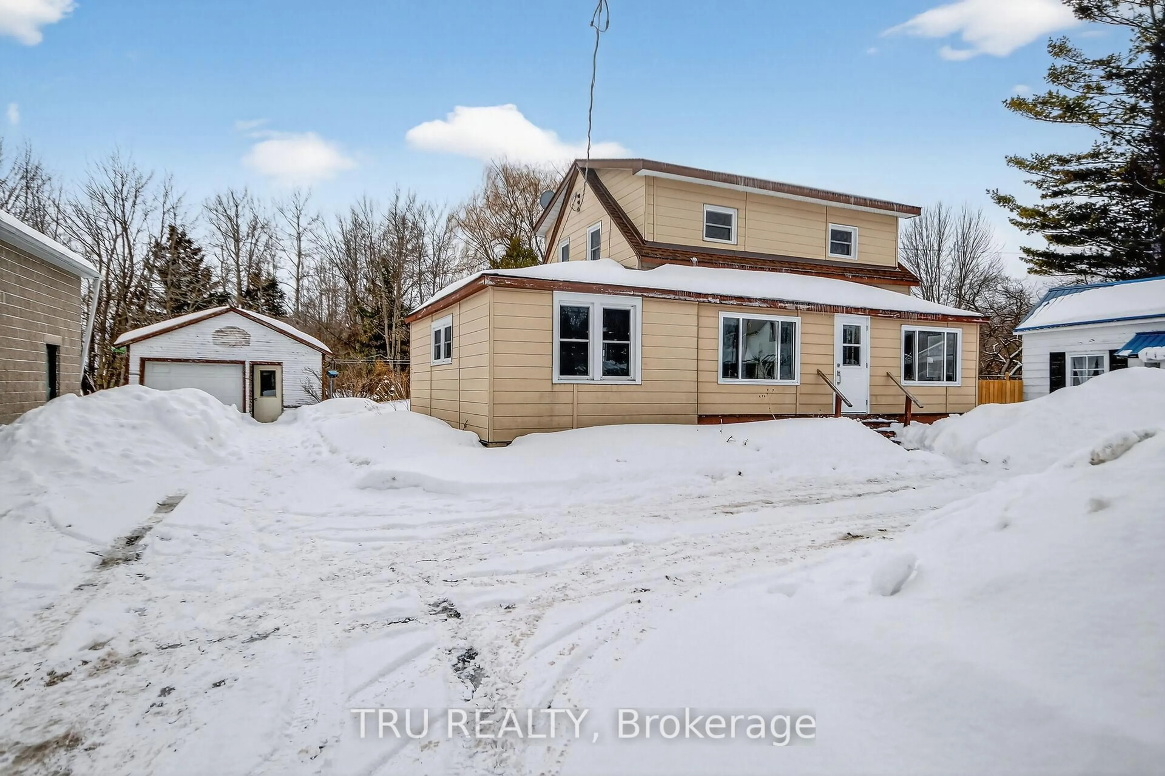 A pic from outside/outdoor area/front of a property/back of a property/a pic from drone, building for 10492 Clark Rd, North Dundas Ontario K0E 1S0
