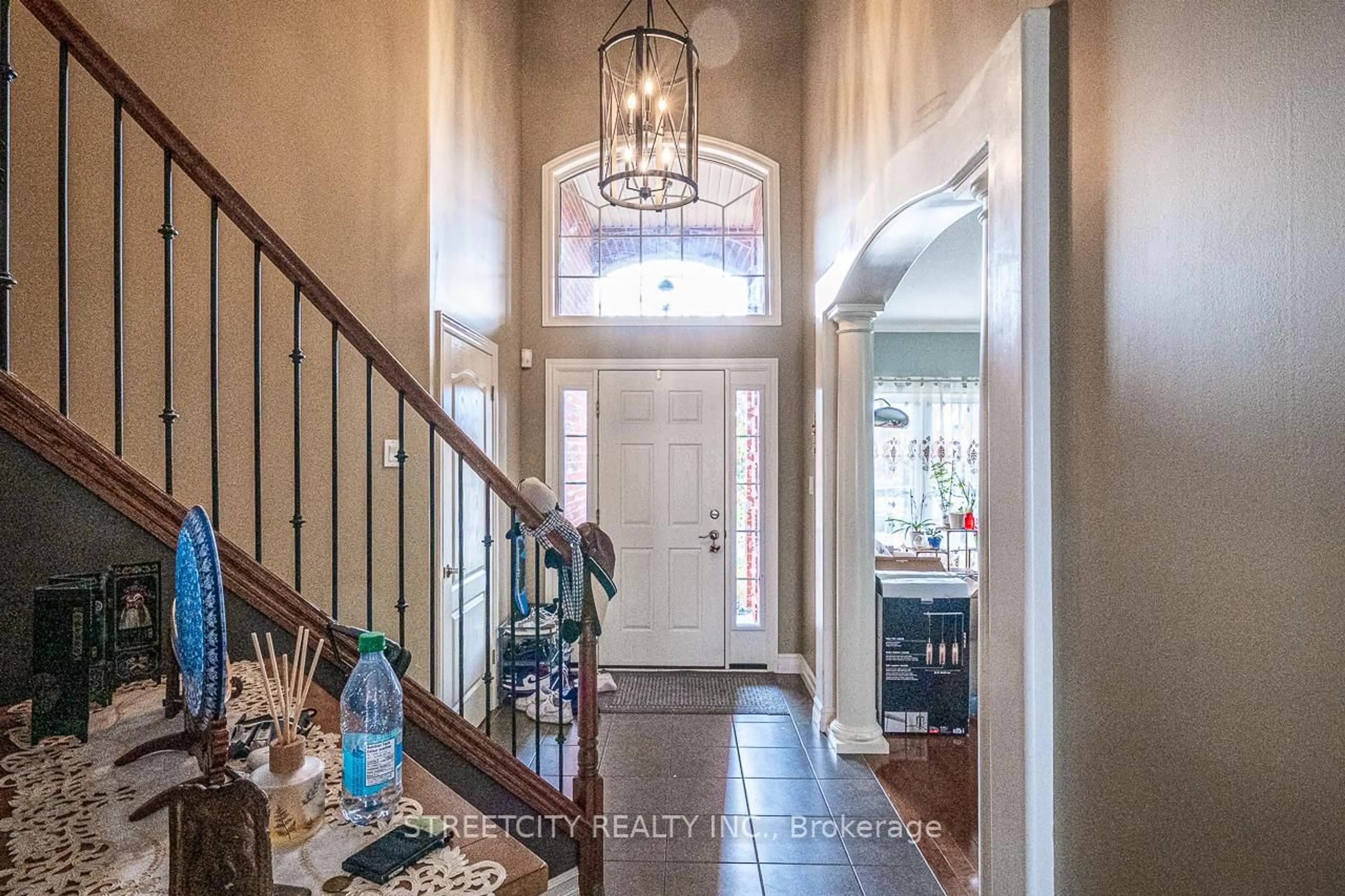 Indoor entryway for 1366 Kains Woods Terr, London South Ontario N6K 4Z7