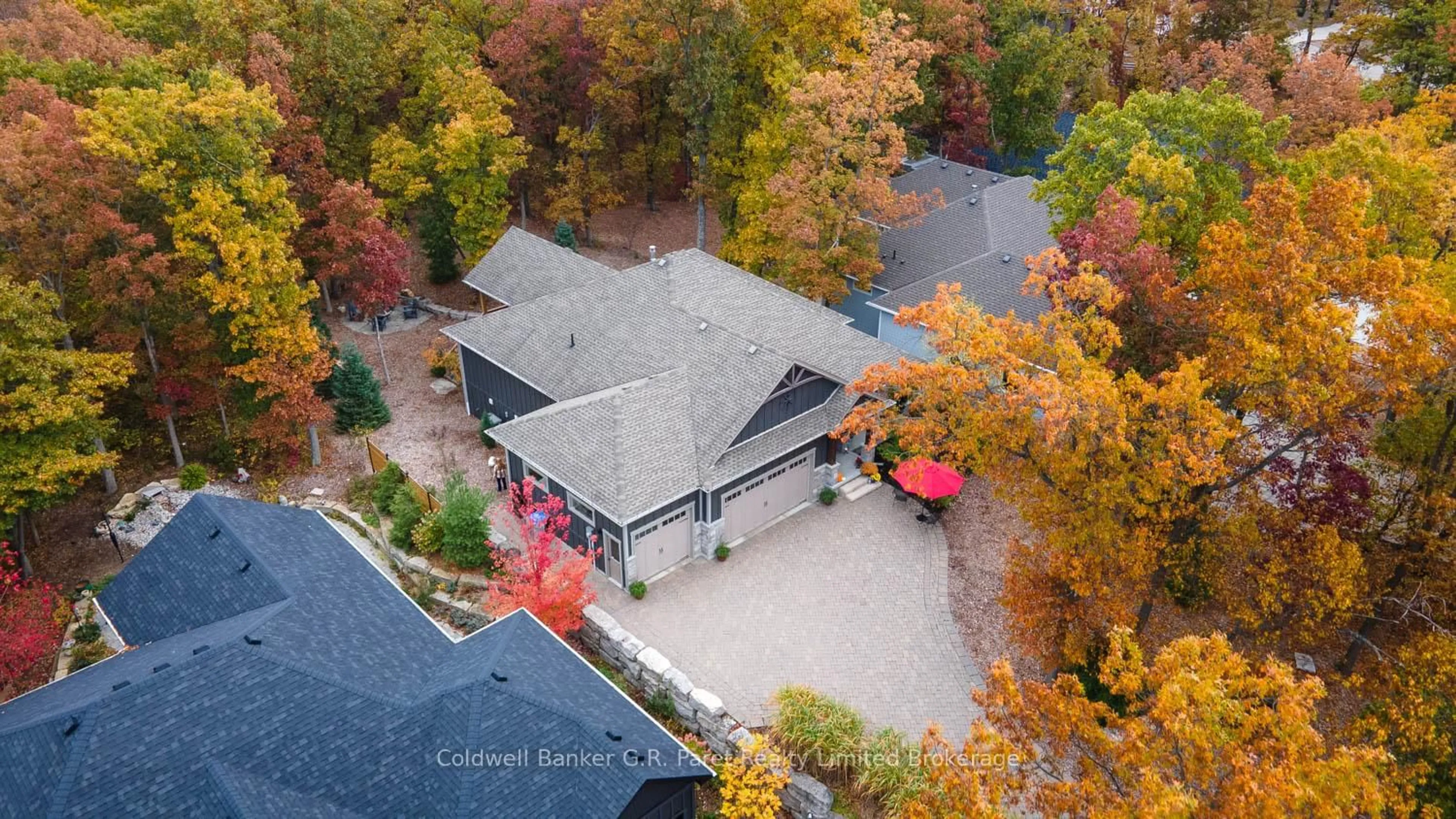 A pic from outside/outdoor area/front of a property/back of a property/a pic from drone, unknown for 10151 Pinery Bluffs Rd, Lambton Shores Ontario N0M 1T0
