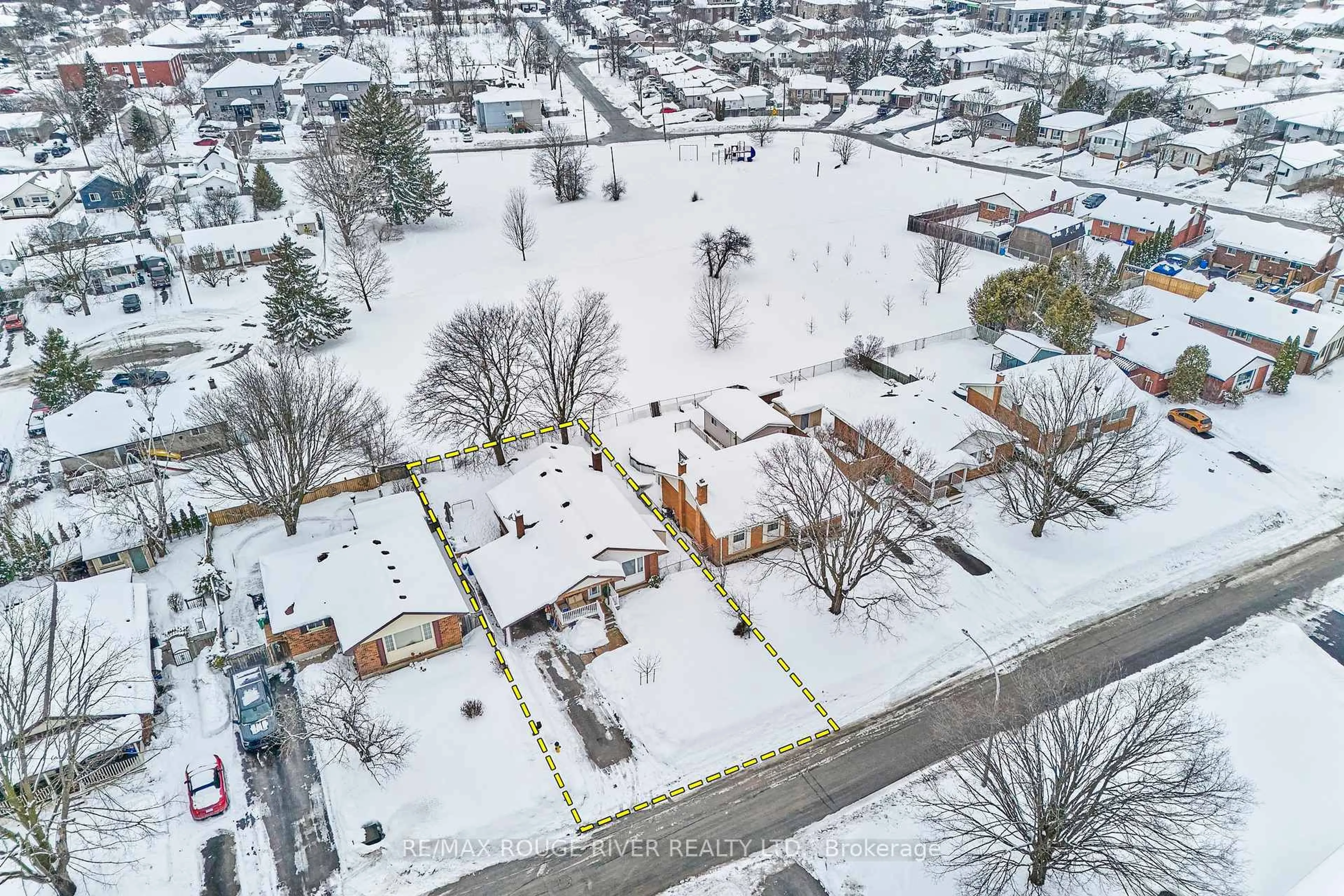 A pic from outside/outdoor area/front of a property/back of a property/a pic from drone, street for 550 Garside Dr, Peterborough Ontario K9H 7C7