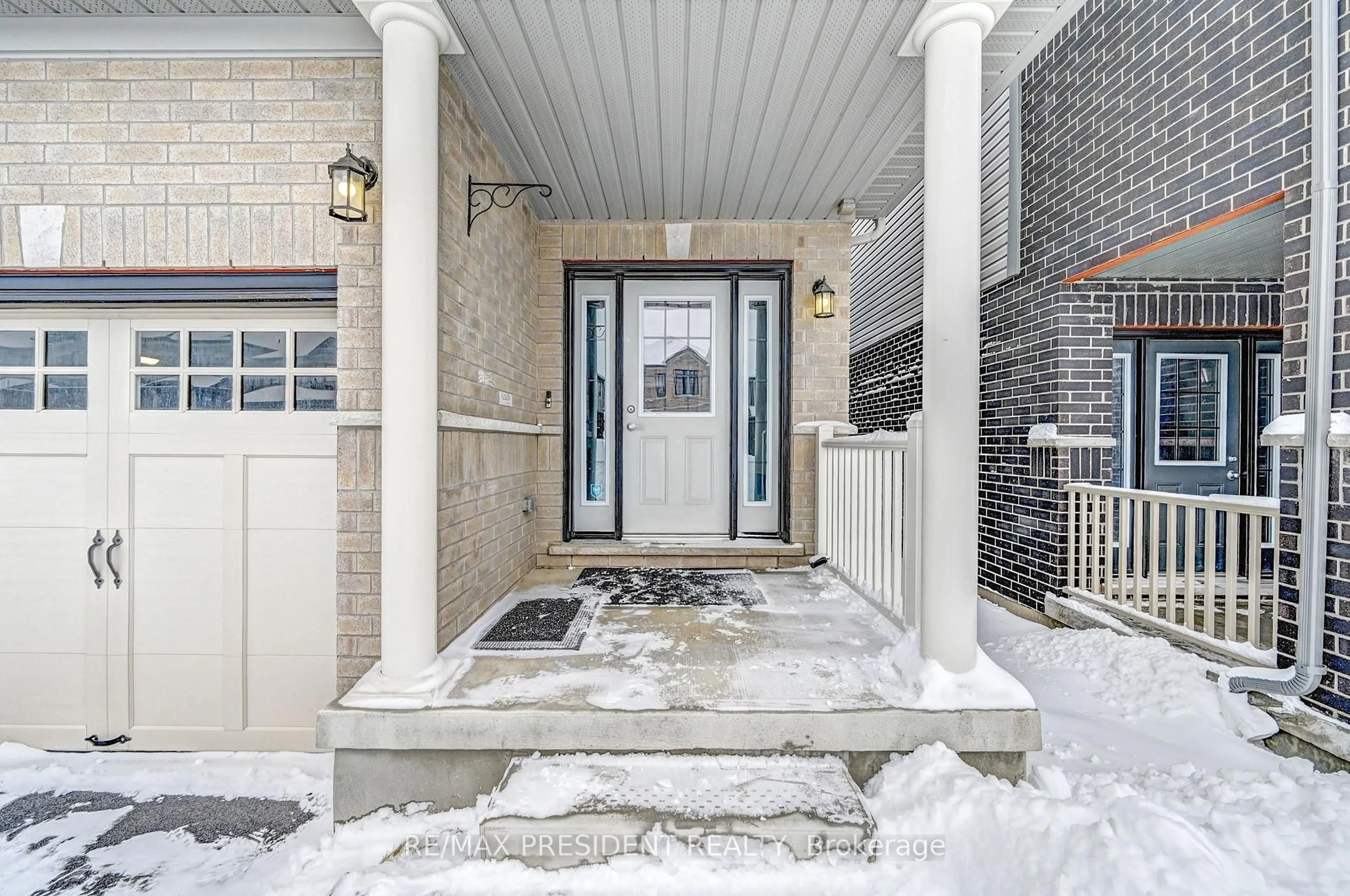 Indoor entryway for 552 Florencedale Cres, Kitchener Ontario N2R 0N3