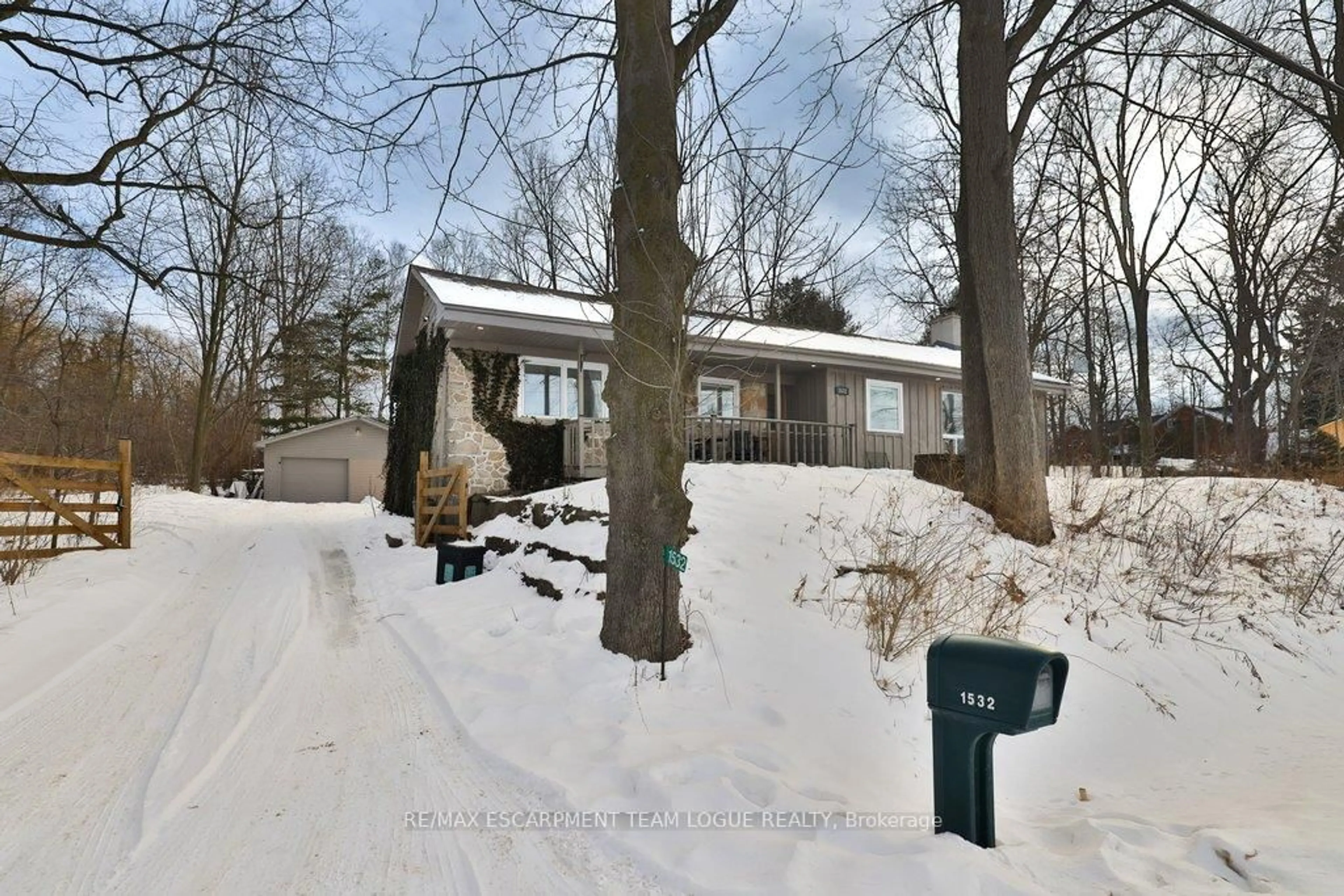 A pic from outside/outdoor area/front of a property/back of a property/a pic from drone, street for 1532 Mineral Springs Rd, Hamilton Ontario L9H 5E3