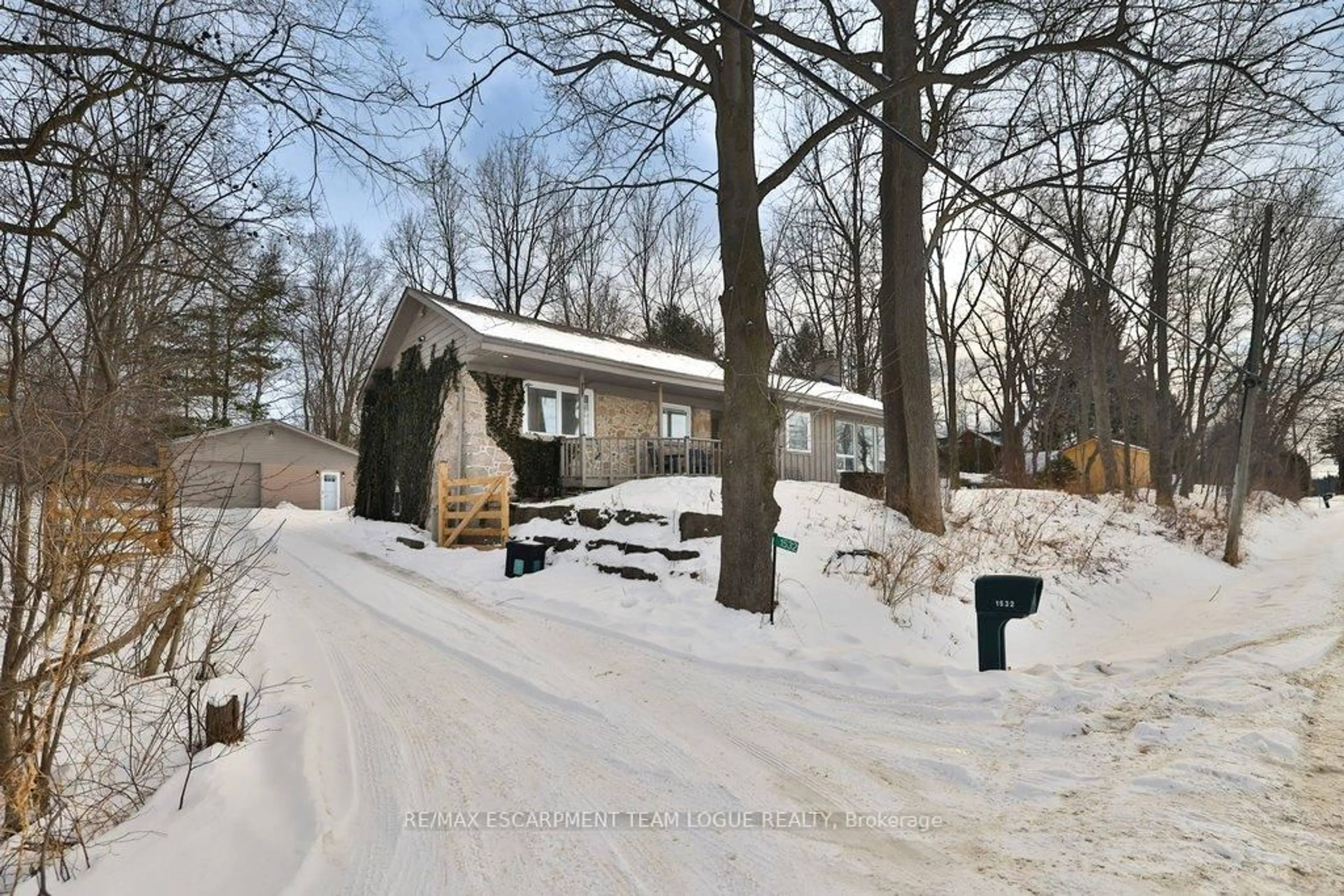 A pic from outside/outdoor area/front of a property/back of a property/a pic from drone, street for 1532 Mineral Springs Rd, Hamilton Ontario L9H 5E3