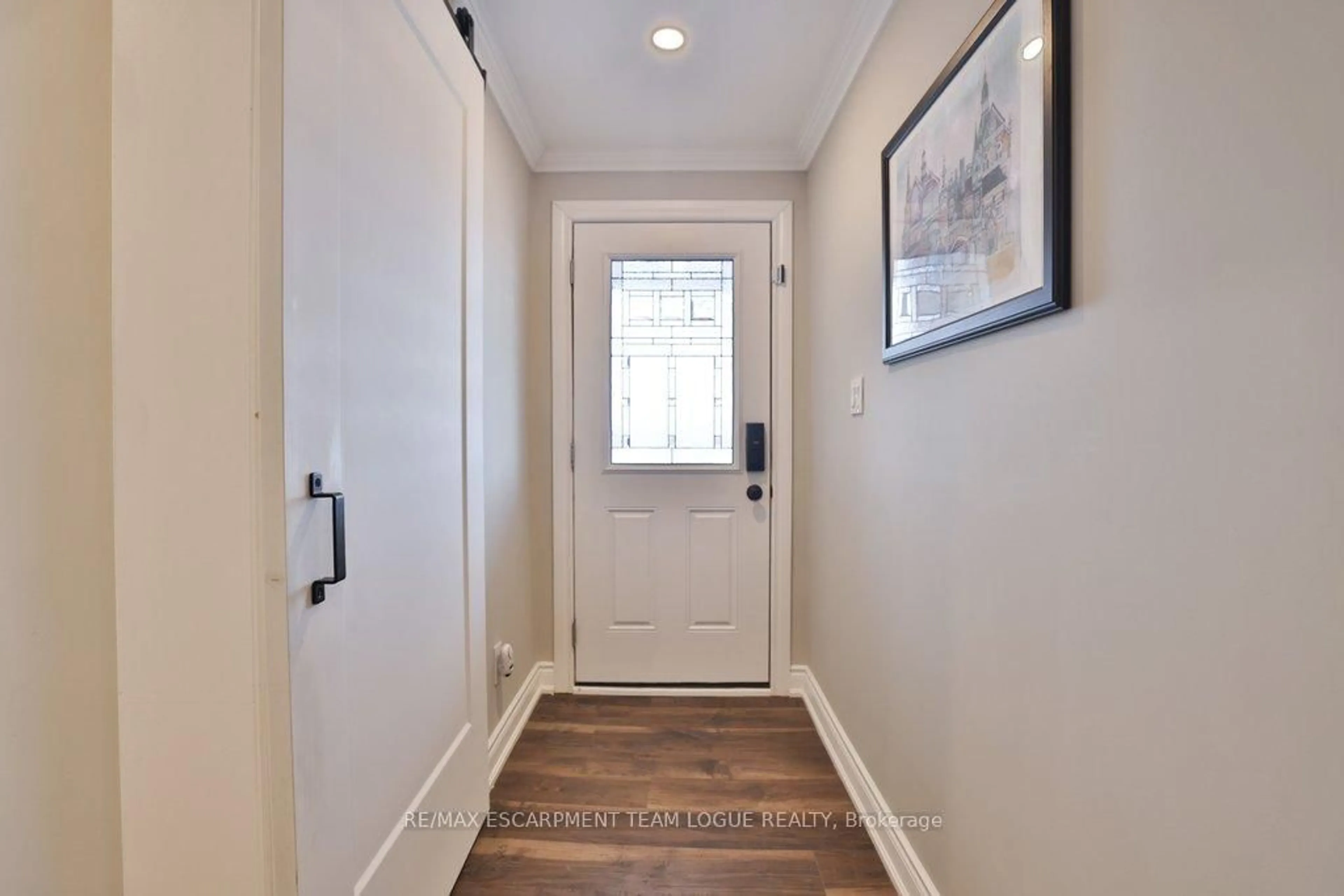 Indoor entryway for 1532 Mineral Springs Rd, Hamilton Ontario L9H 5E3