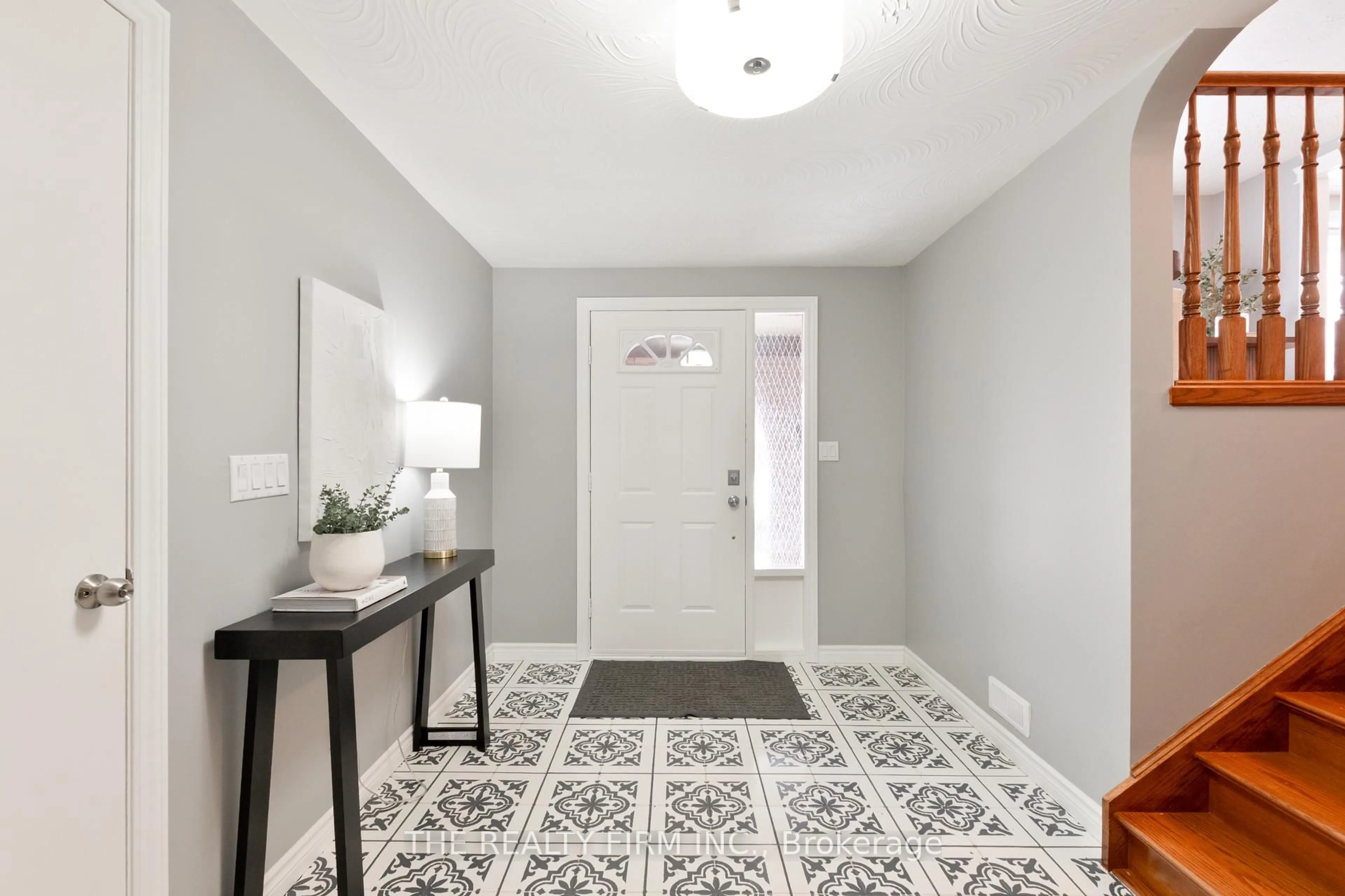 Indoor entryway for 10 Westgate Ave, Strathroy-Caradoc Ontario N7G 3T1