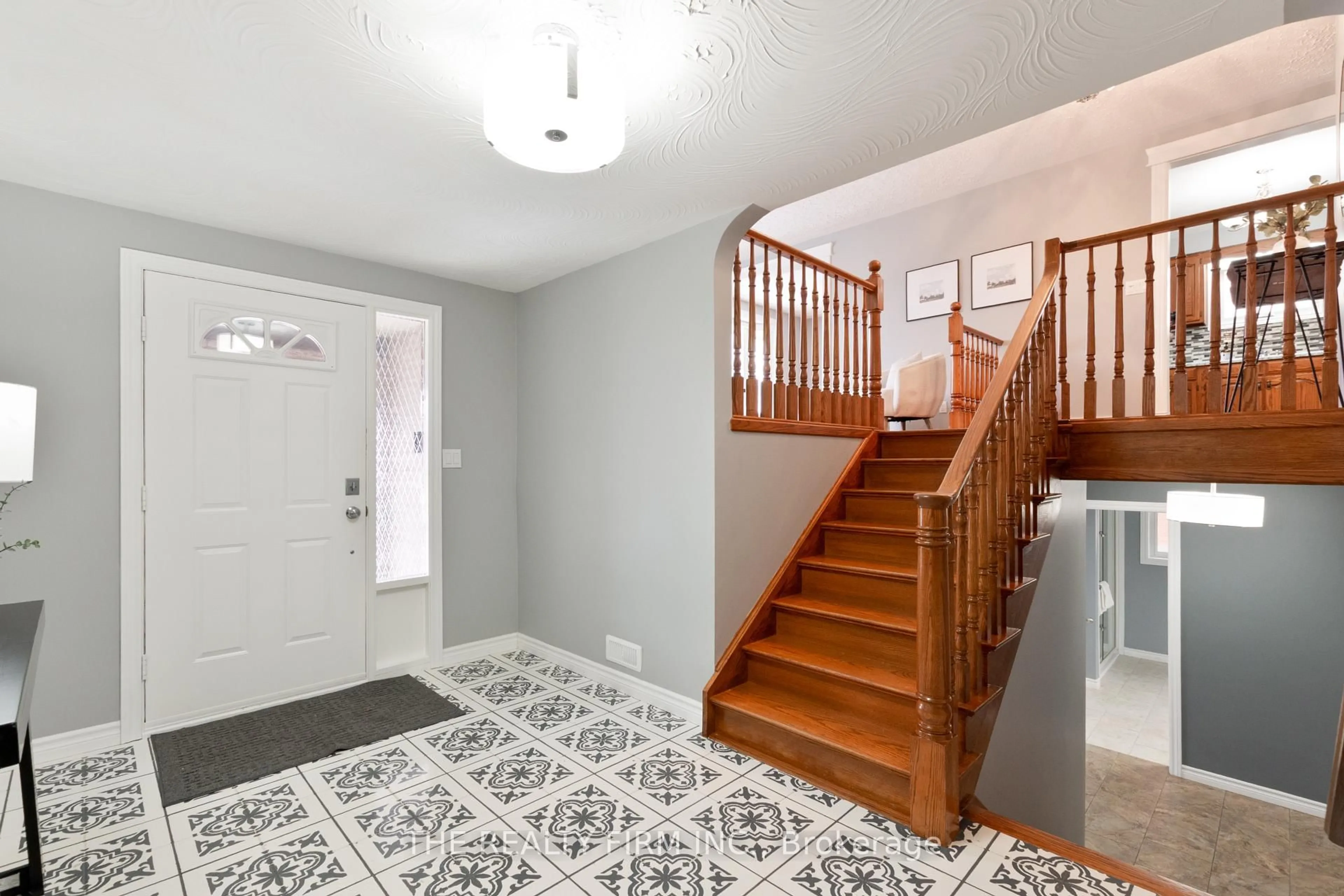 Indoor entryway for 10 Westgate Ave, Strathroy-Caradoc Ontario N7G 3T1