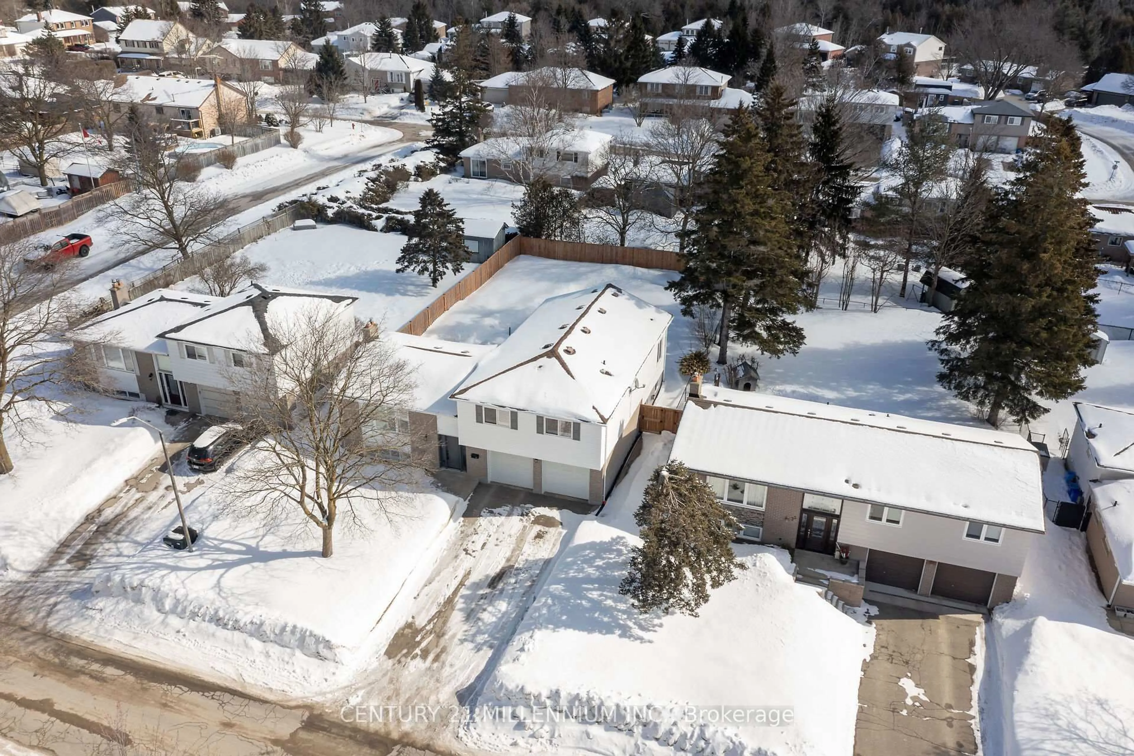 A pic from outside/outdoor area/front of a property/back of a property/a pic from drone, street for 37 Erindale Dr, Erin Ontario N0B 1T0