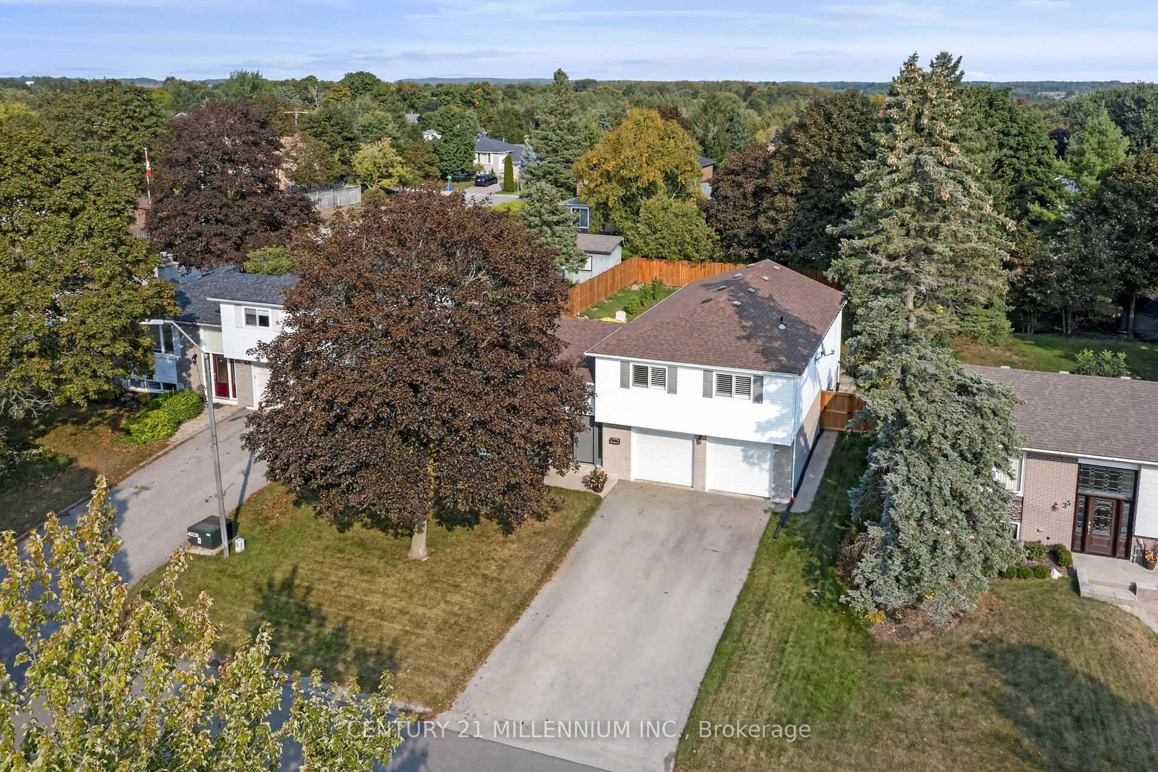 A pic from outside/outdoor area/front of a property/back of a property/a pic from drone, street for 37 Erindale Dr, Erin Ontario N0B 1T0