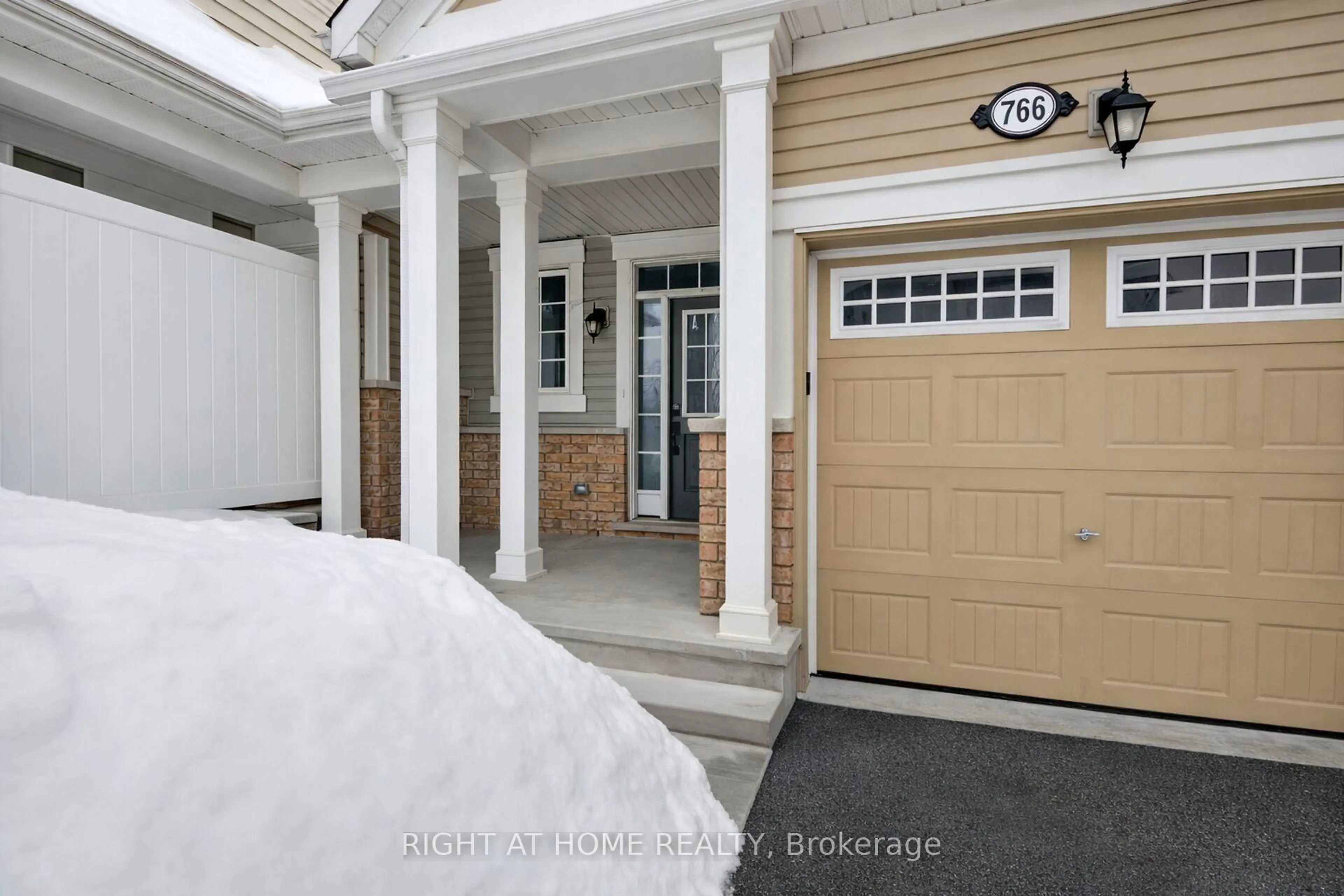 Indoor entryway for 766 Mayfly Cres, Ottawa Ontario K2J 6C7