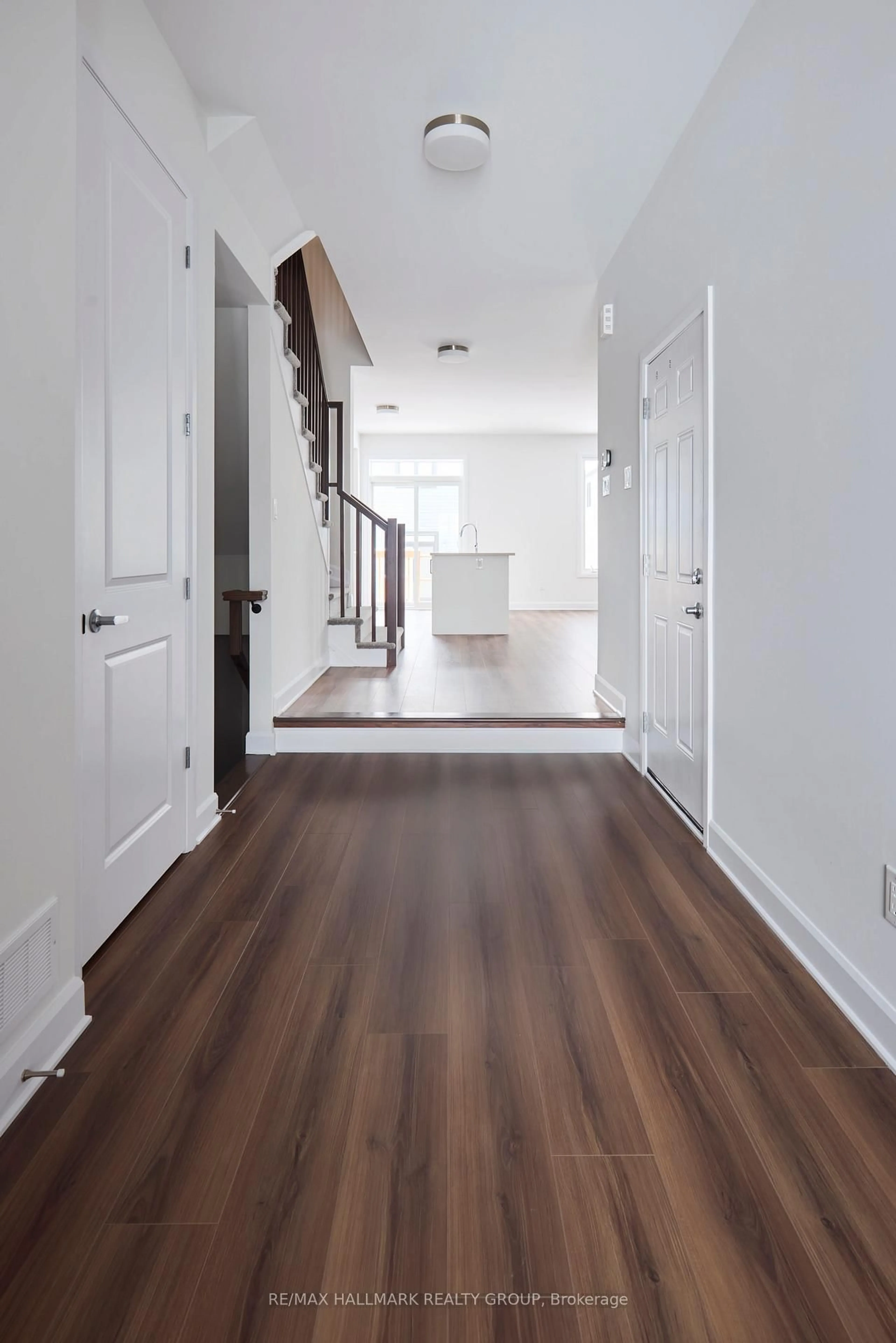 Indoor entryway for 578 Roundhouse Cres, Ottawa Ontario K2S 1K4