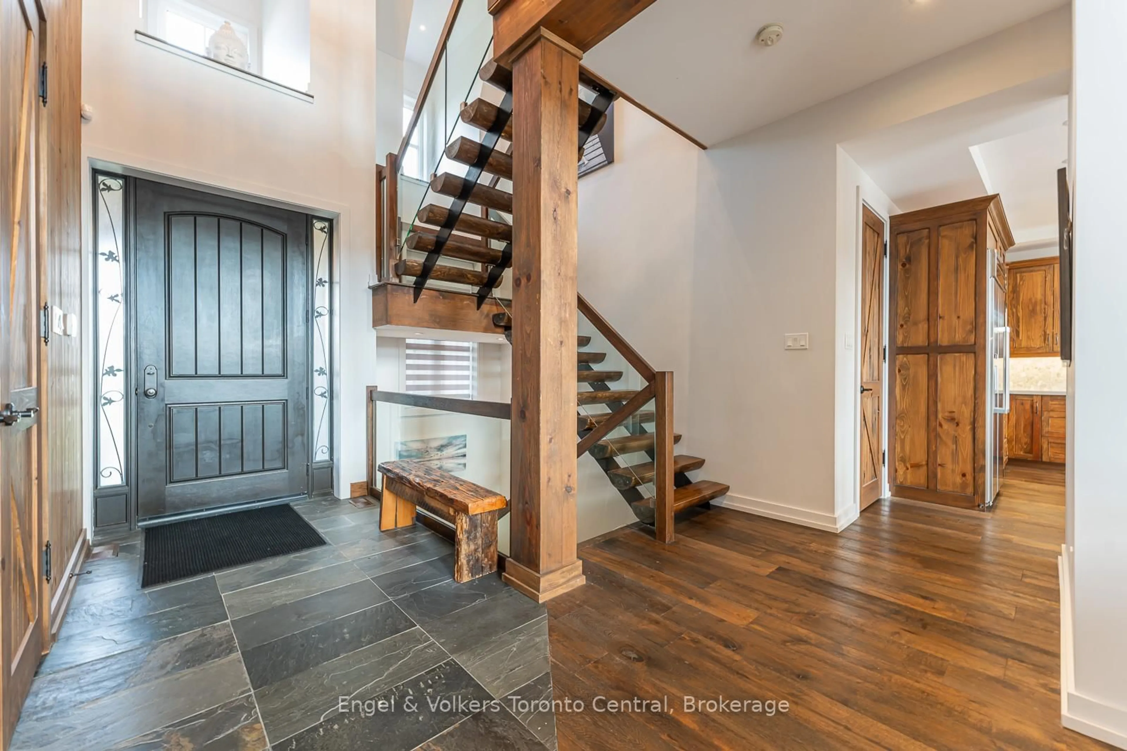 Indoor entryway for 280 Sunset Blvd, Blue Mountains Ontario N0H 2P0