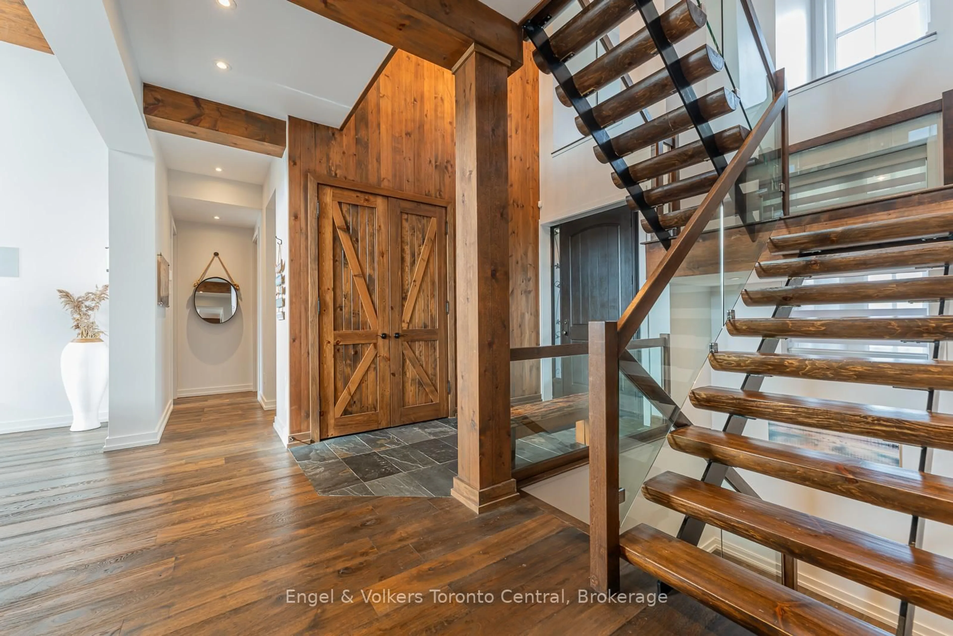 Indoor entryway for 280 Sunset Blvd, Blue Mountains Ontario N0H 2P0