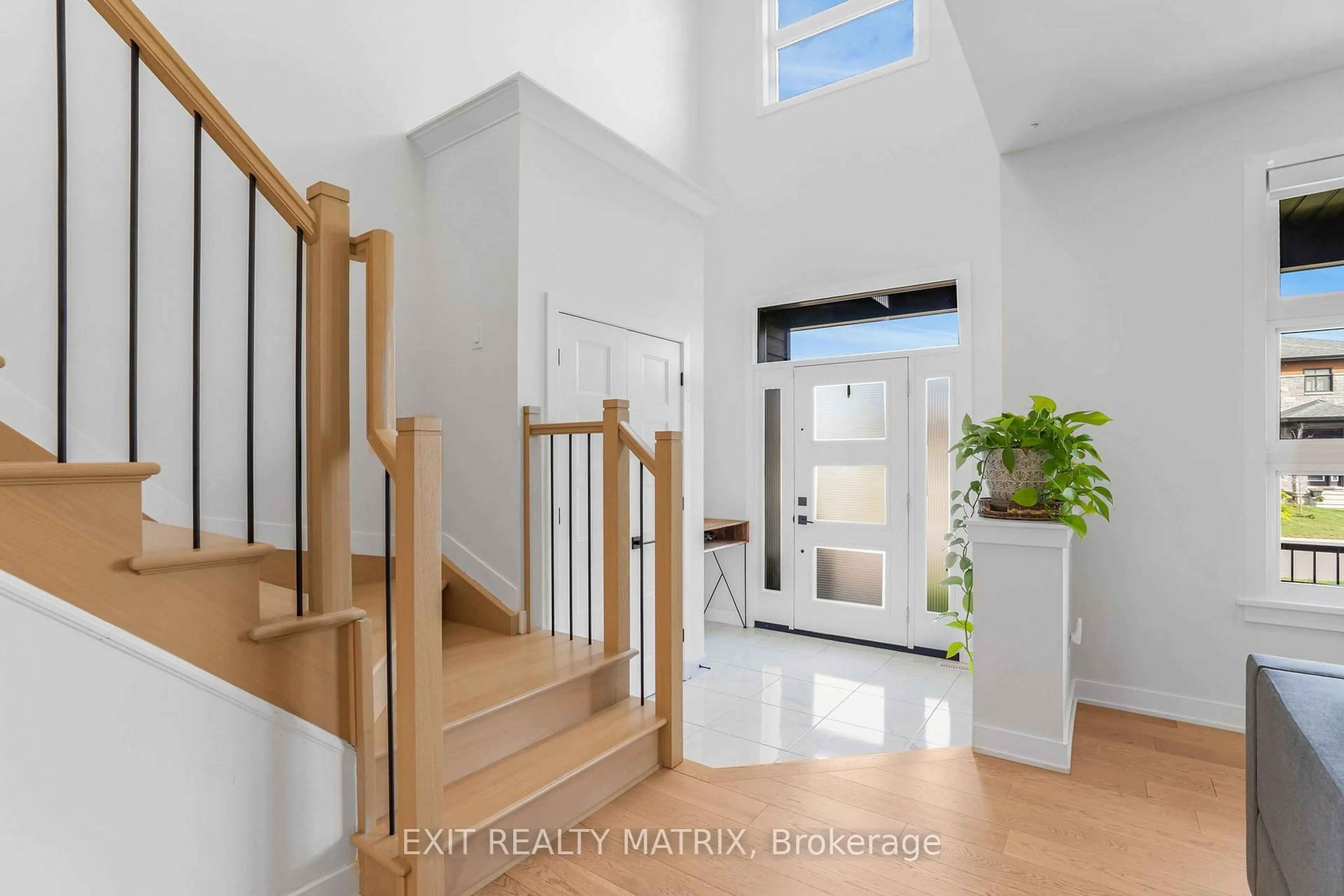 Indoor entryway for 1144 Avignon St, Russell Ontario K0A 1W0