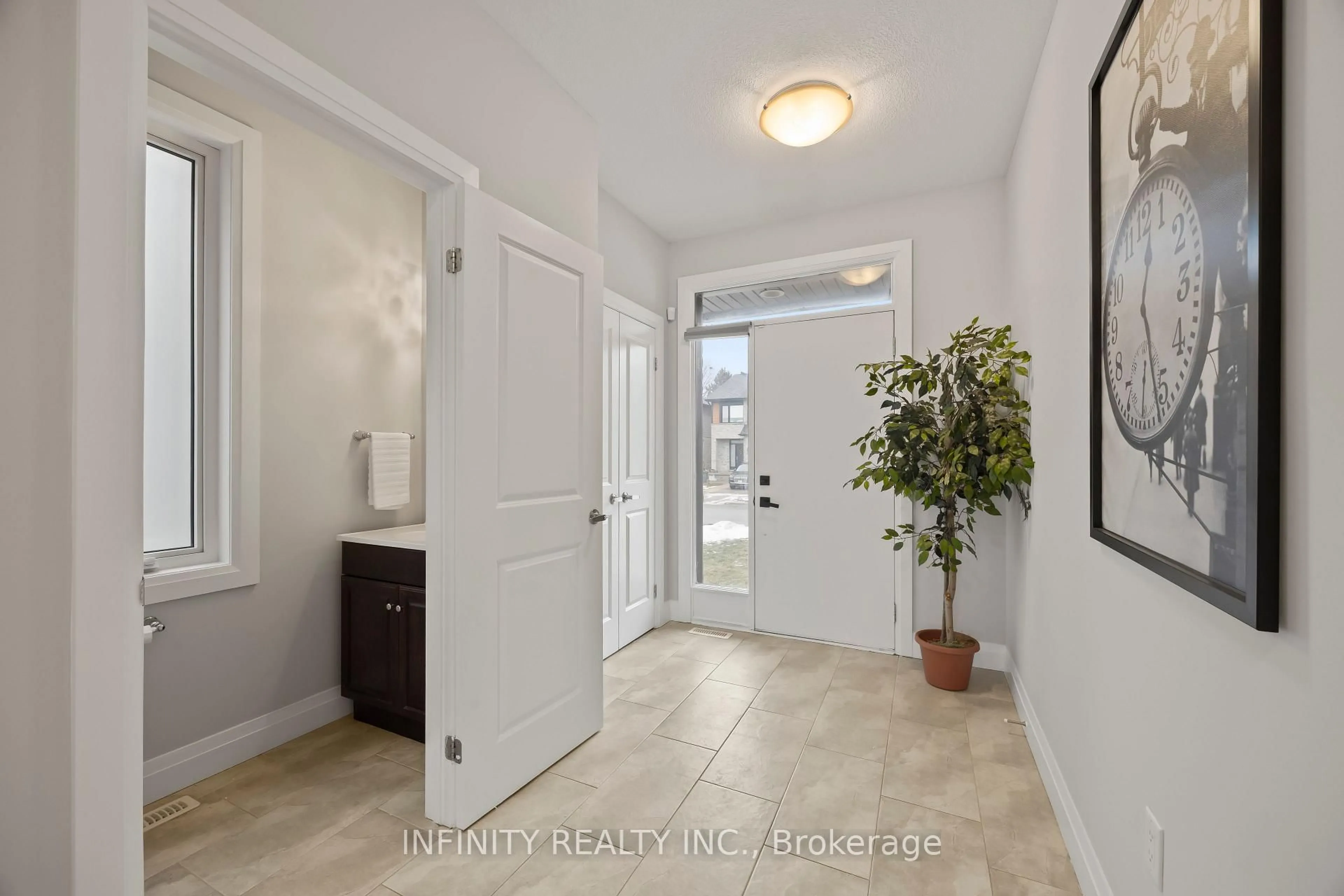 Indoor entryway for 2161 Tribalwood St, London North Ontario N6G 0R5