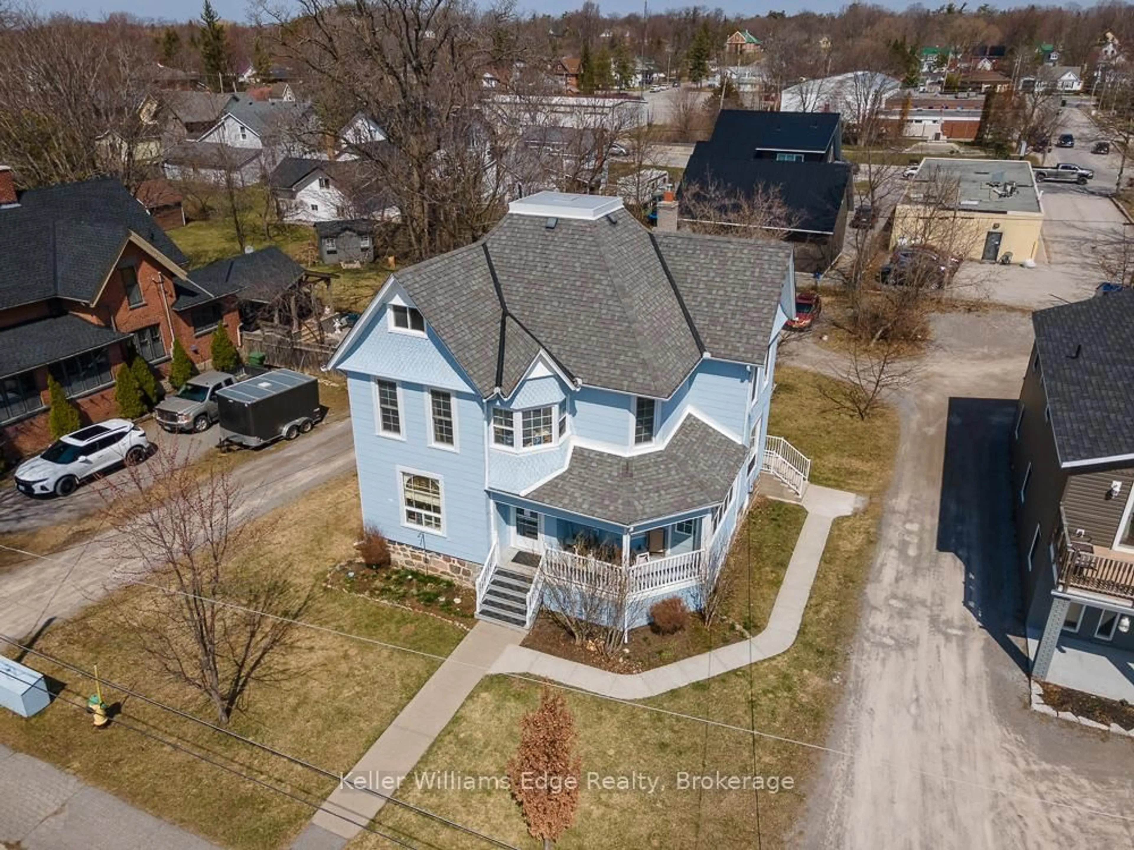 A pic from outside/outdoor area/front of a property/back of a property/a pic from drone, street for 18 Oak St, Kawartha Lakes Ontario K0M 1N0