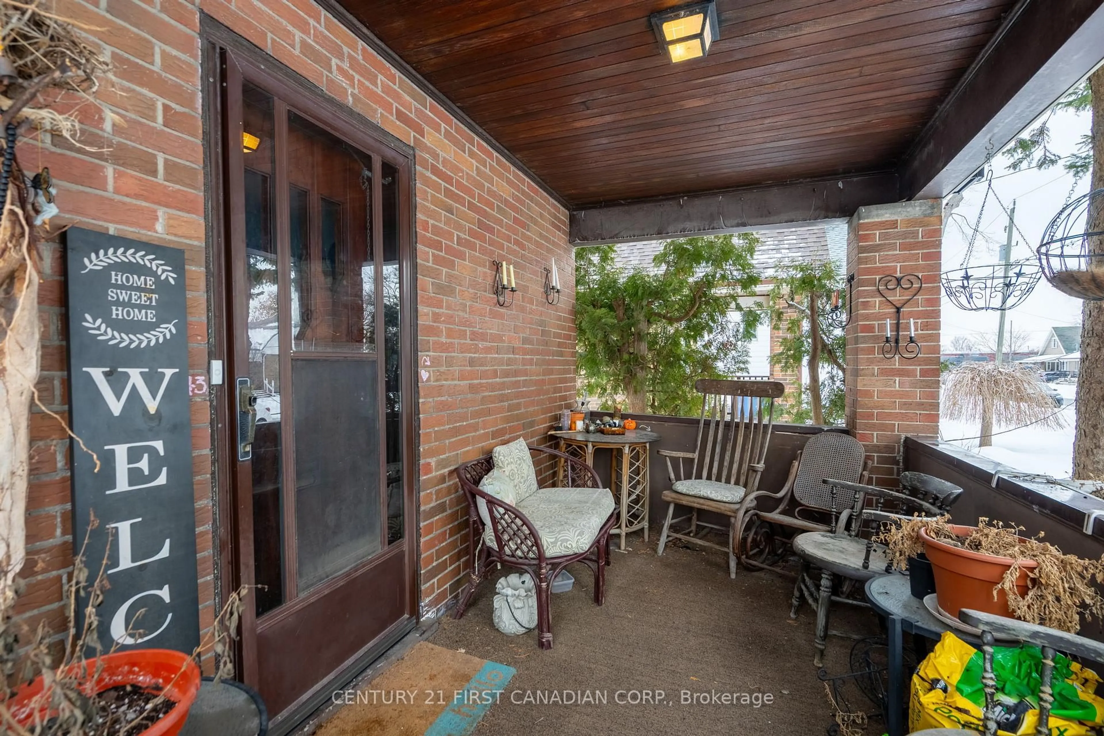 Patio, street for 103 Oak St, London East Ontario N5Z 2H7