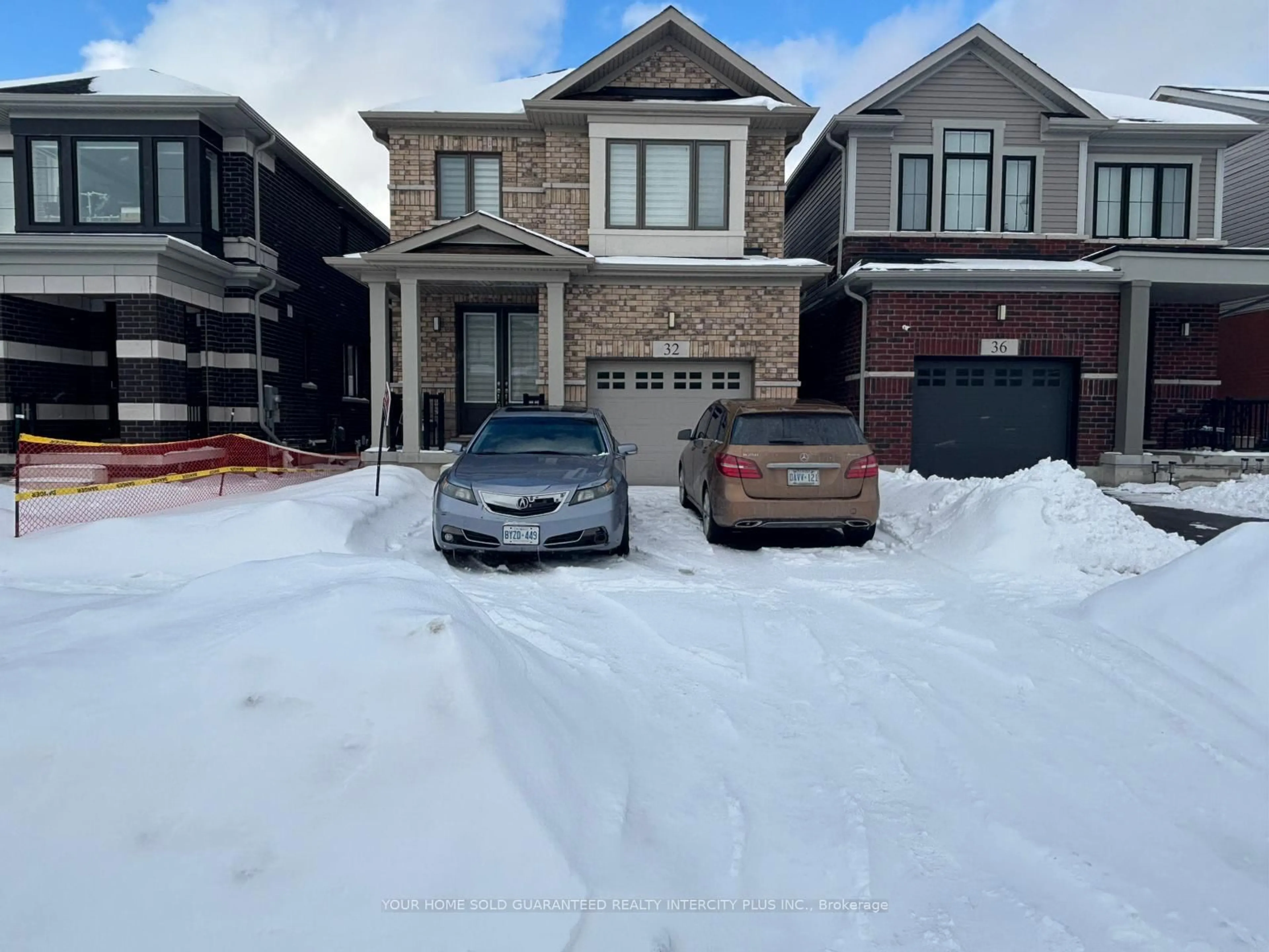 A pic from outside/outdoor area/front of a property/back of a property/a pic from drone, street for 32 Crossmore Cres, Cambridge Ontario N1S 0C7