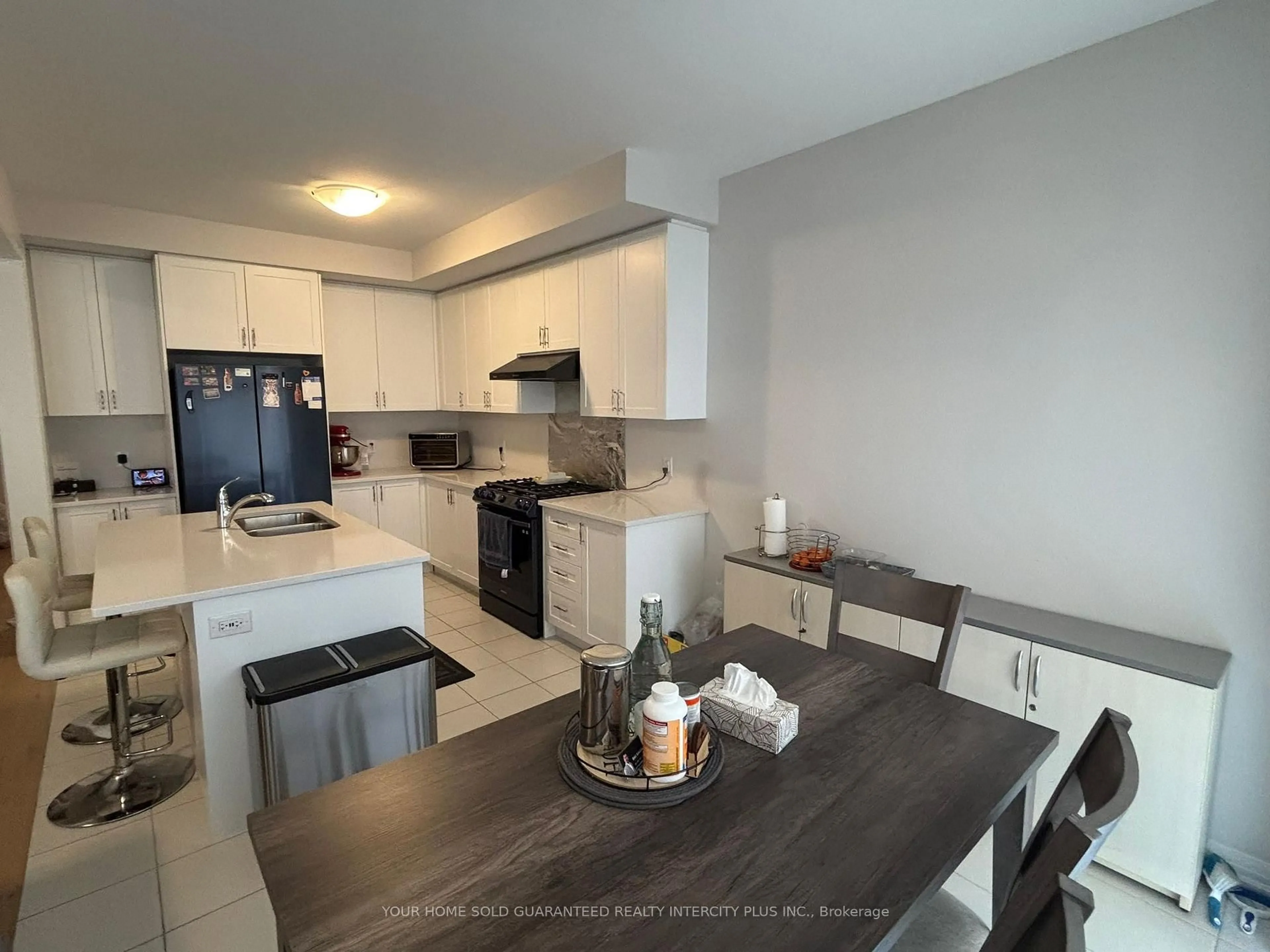 Open concept kitchen, unknown for 32 Crossmore Cres, Cambridge Ontario N1S 0C7