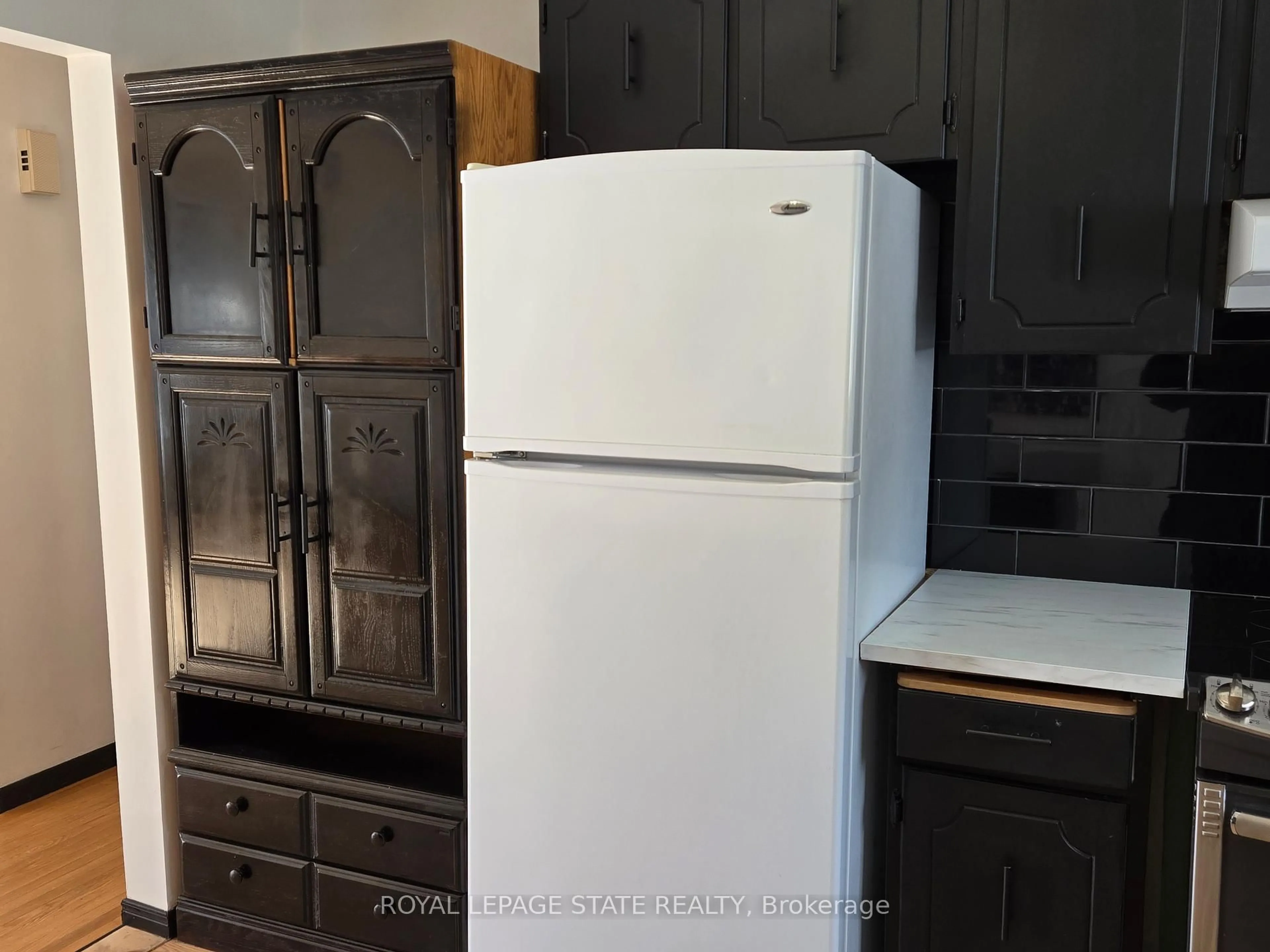 Standard kitchen, unknown for 5030 Hartwood Ave, Lincoln Ontario L0R 1B5