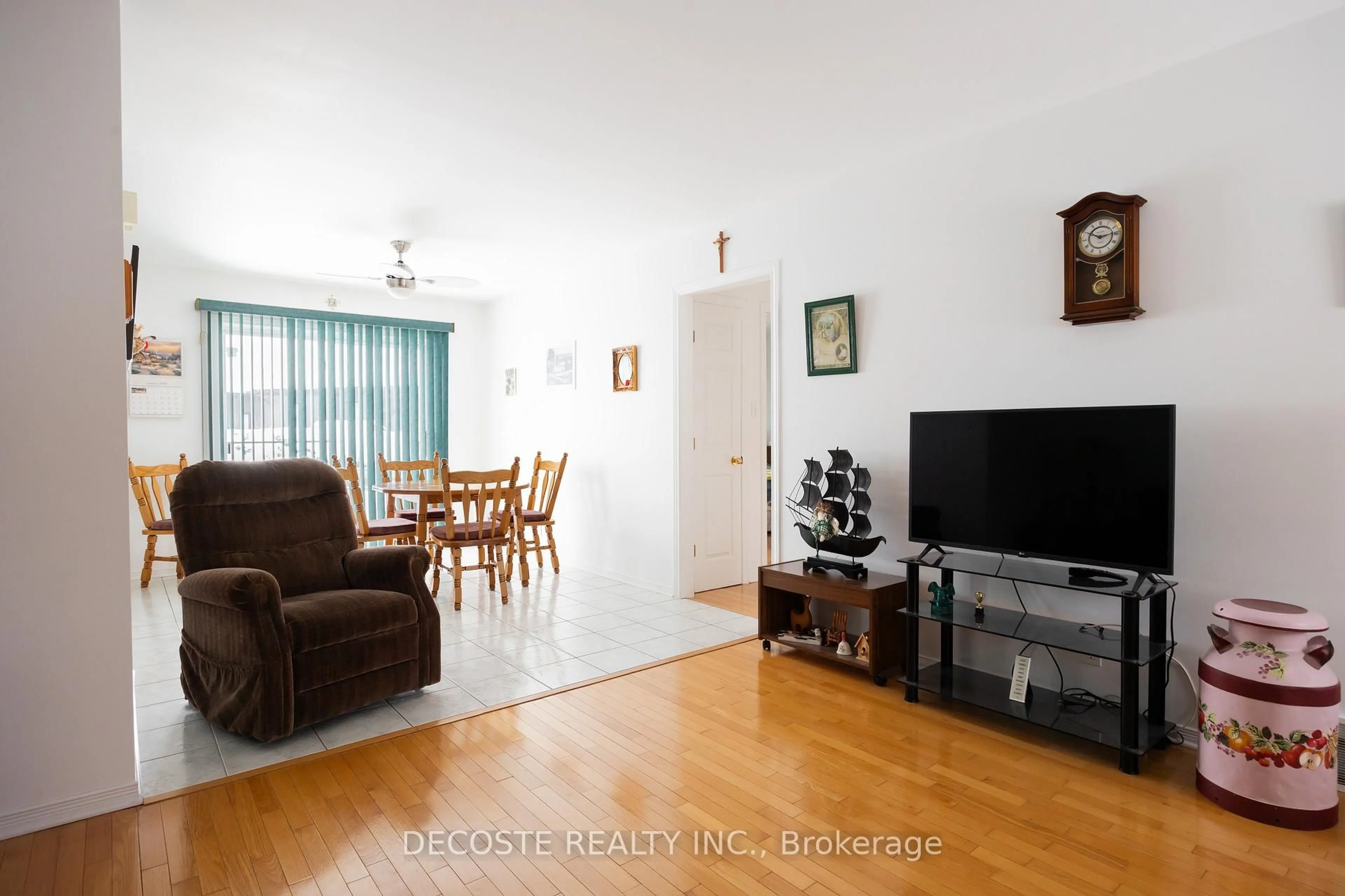 Living room with furniture, wood/laminate floor for 35 Sandfield Ave, North Glengarry Ontario K0C 1A0