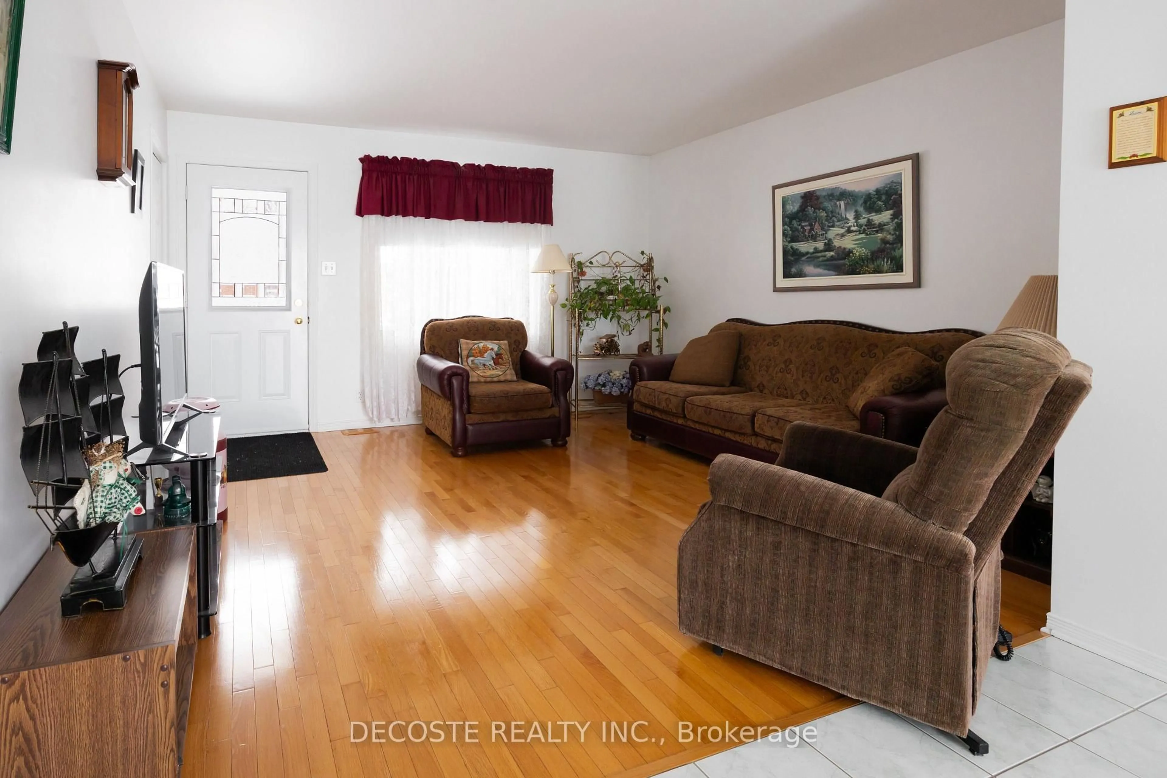 Living room with furniture, wood/laminate floor for 35 Sandfield Ave, North Glengarry Ontario K0C 1A0