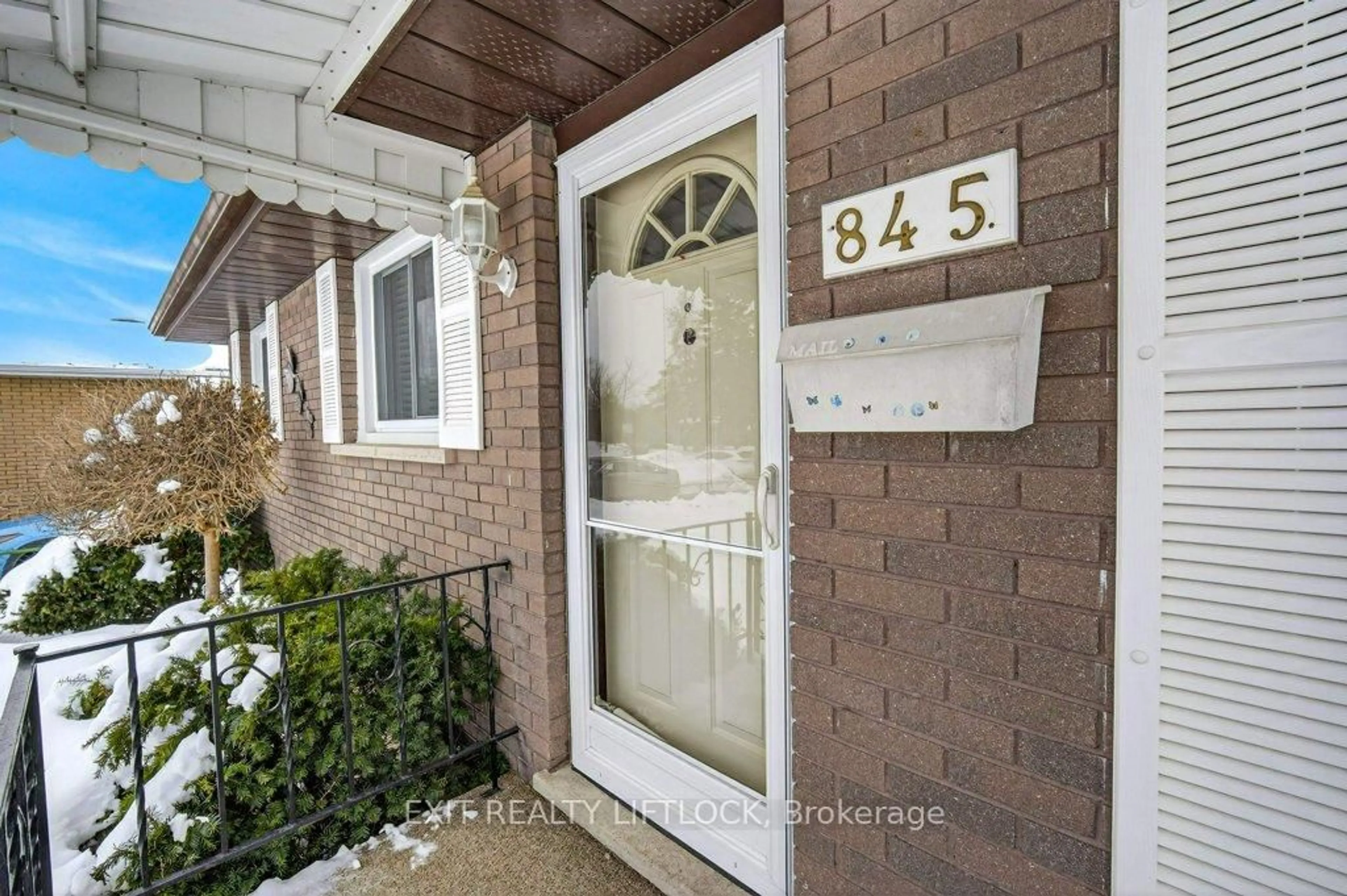 Indoor entryway for 845 Stocker Rd, Peterborough Ontario K9J 5T2
