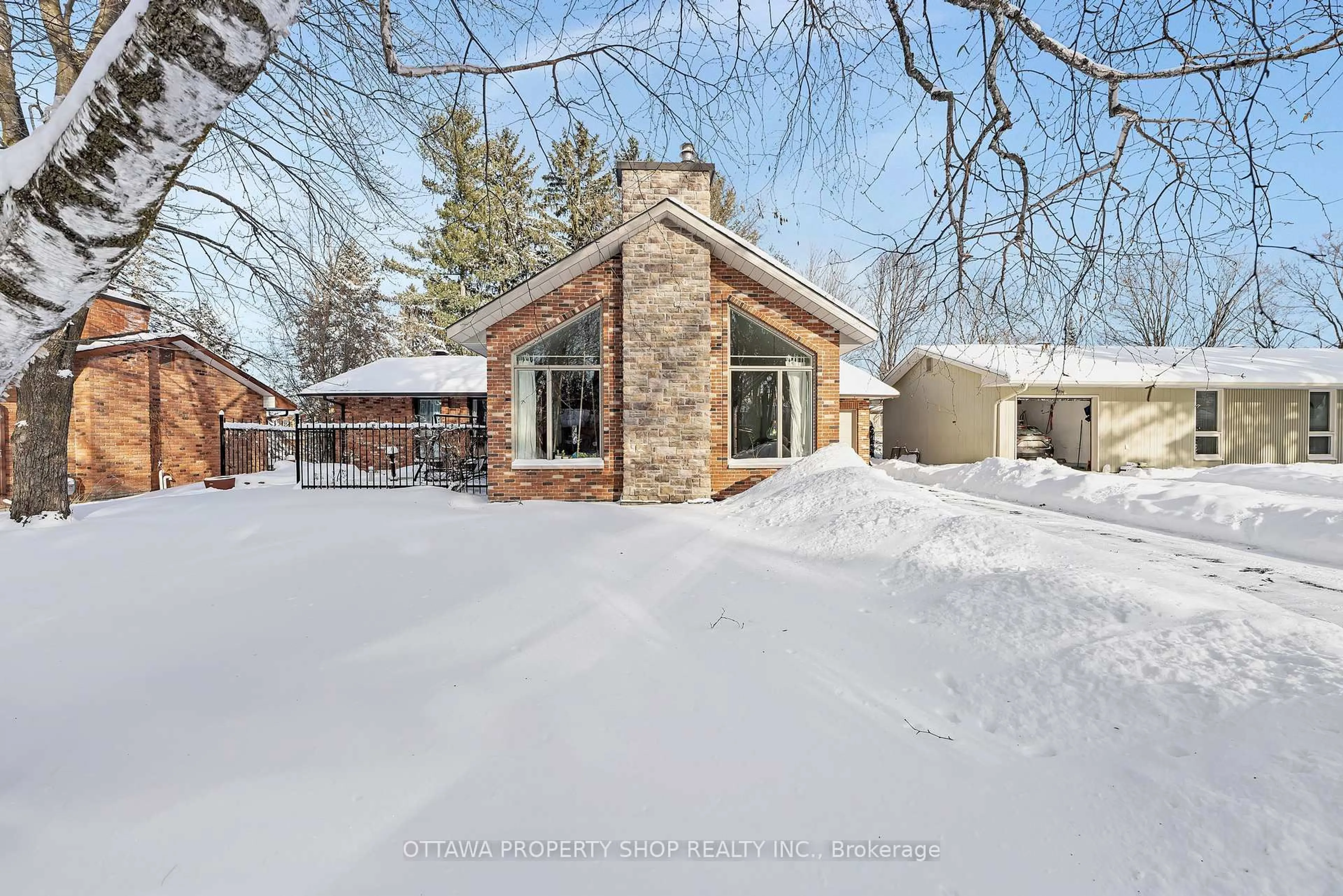 A pic from outside/outdoor area/front of a property/back of a property/a pic from drone, unknown for 33 Rutherford Cres, Ottawa Ontario K2K 1N1