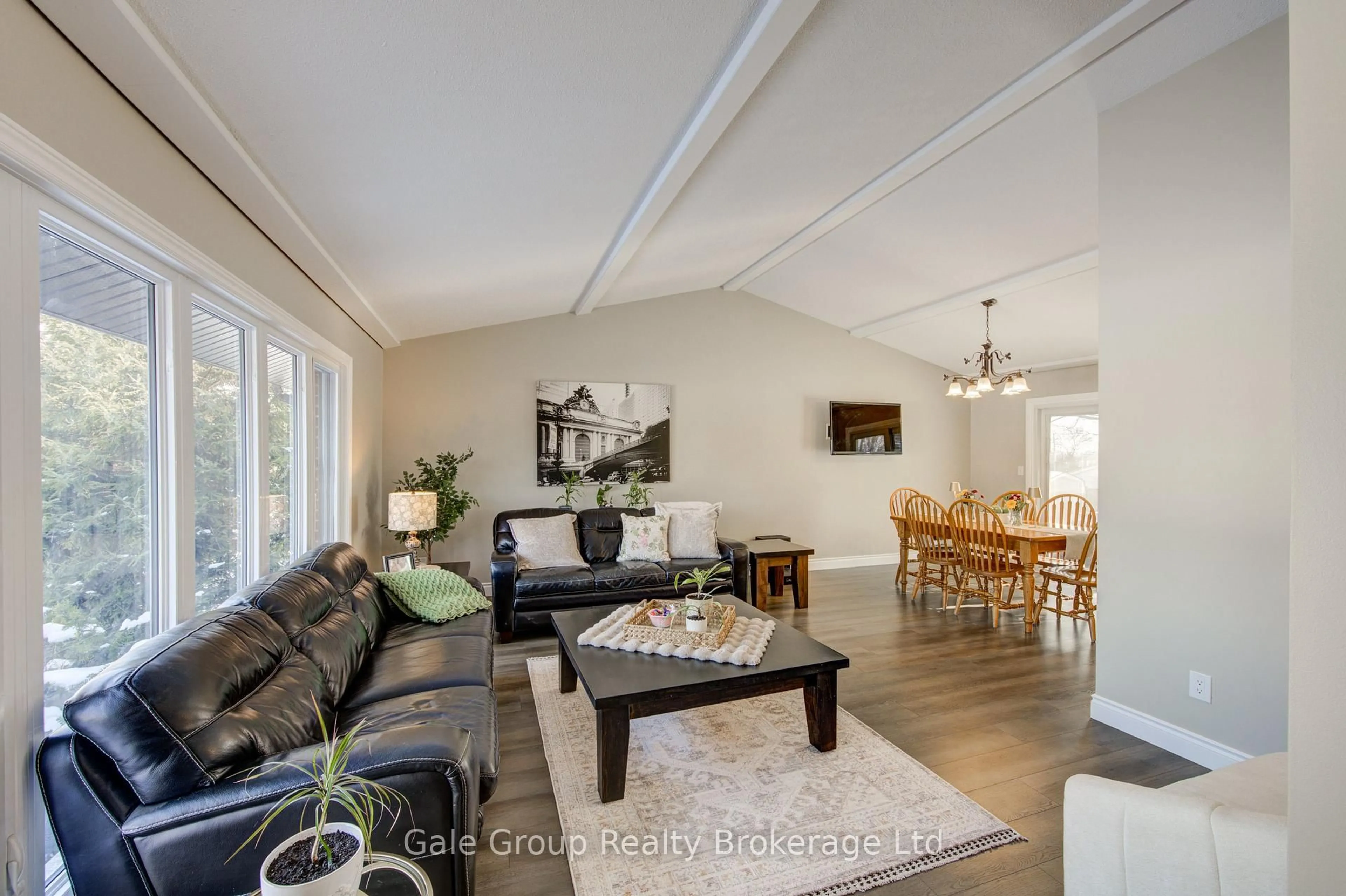 Living room with furniture, wood/laminate floor for 11 Robin St, South-West Oxford Ontario N4S 7V6