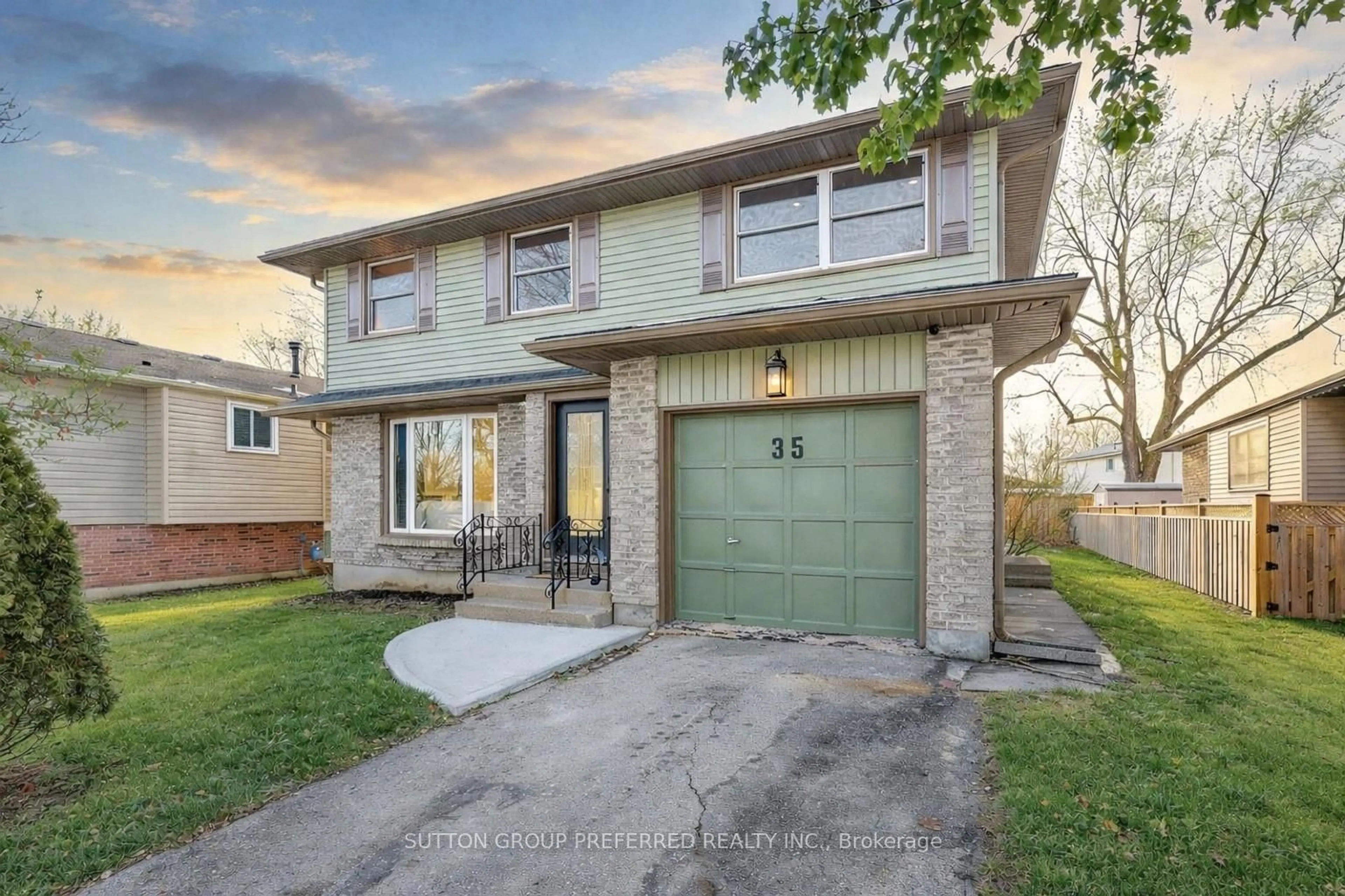 Home with vinyl exterior material, street for 35 Rostherne Cres, London South Ontario N6E 1Y3