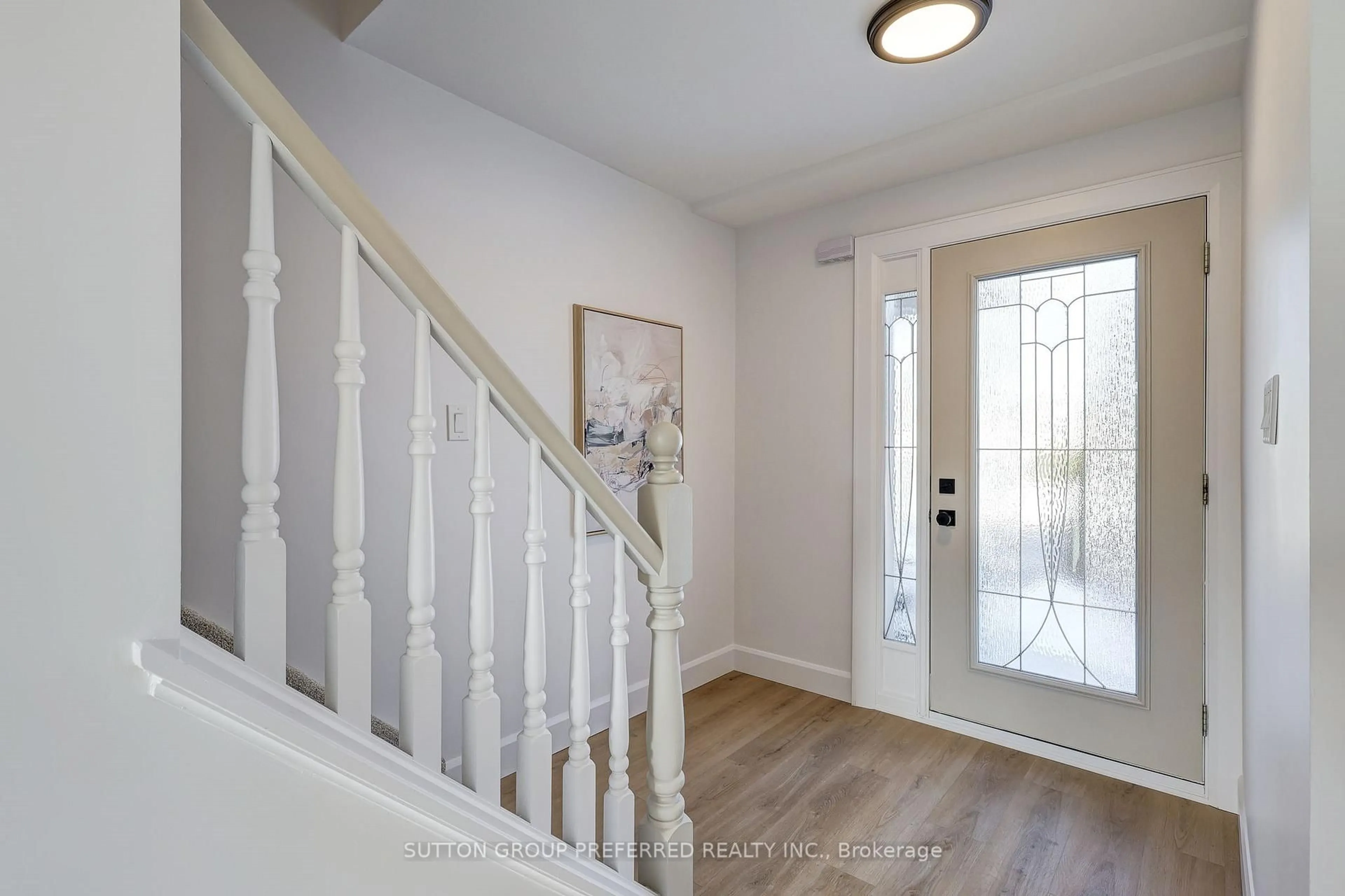 Indoor entryway for 35 Rostherne Cres, London South Ontario N6E 1Y3