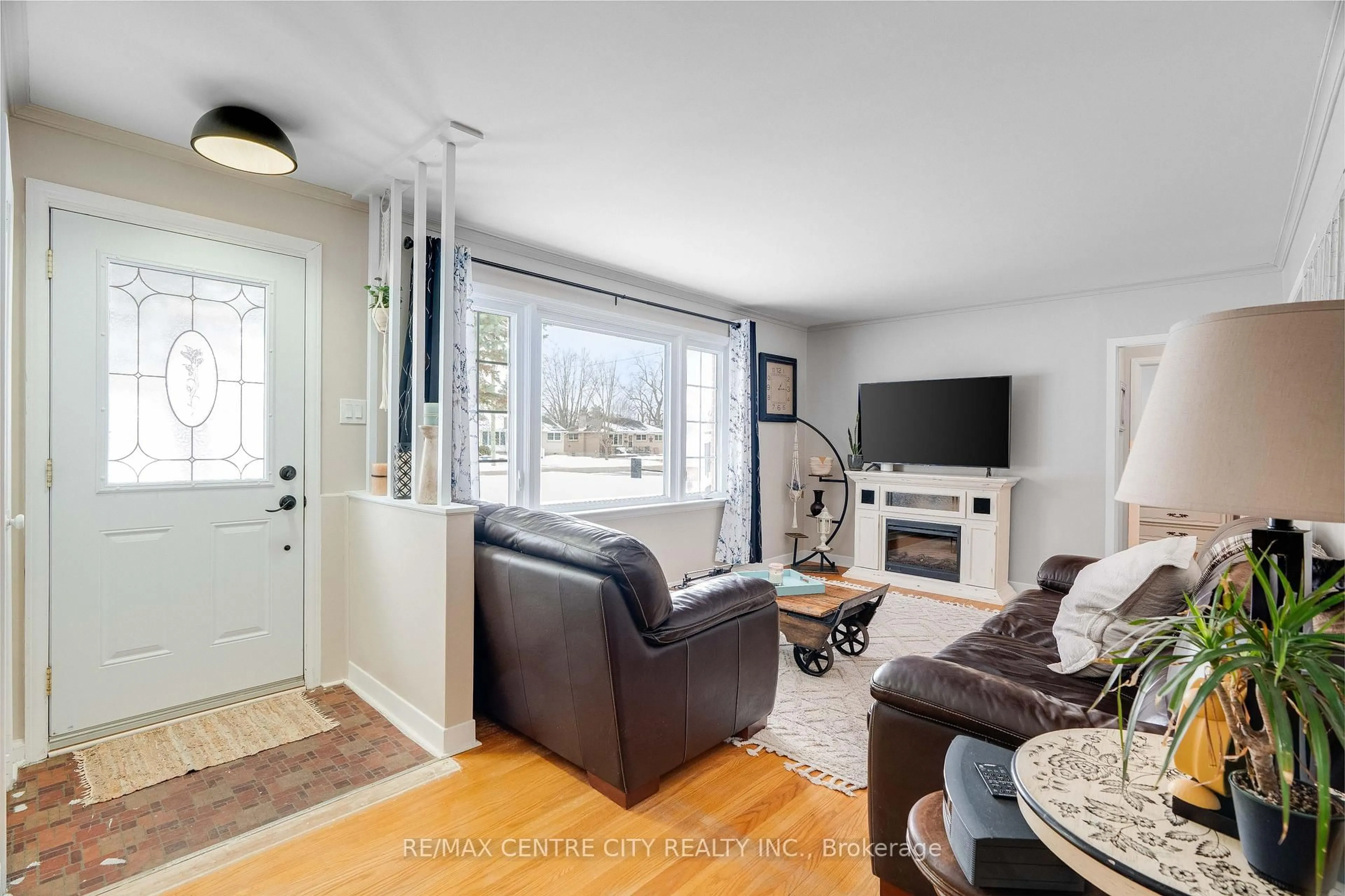 Living room with furniture, wood/laminate floor for 311 Adelaide St, Strathroy-Caradoc Ontario N7G 2V9