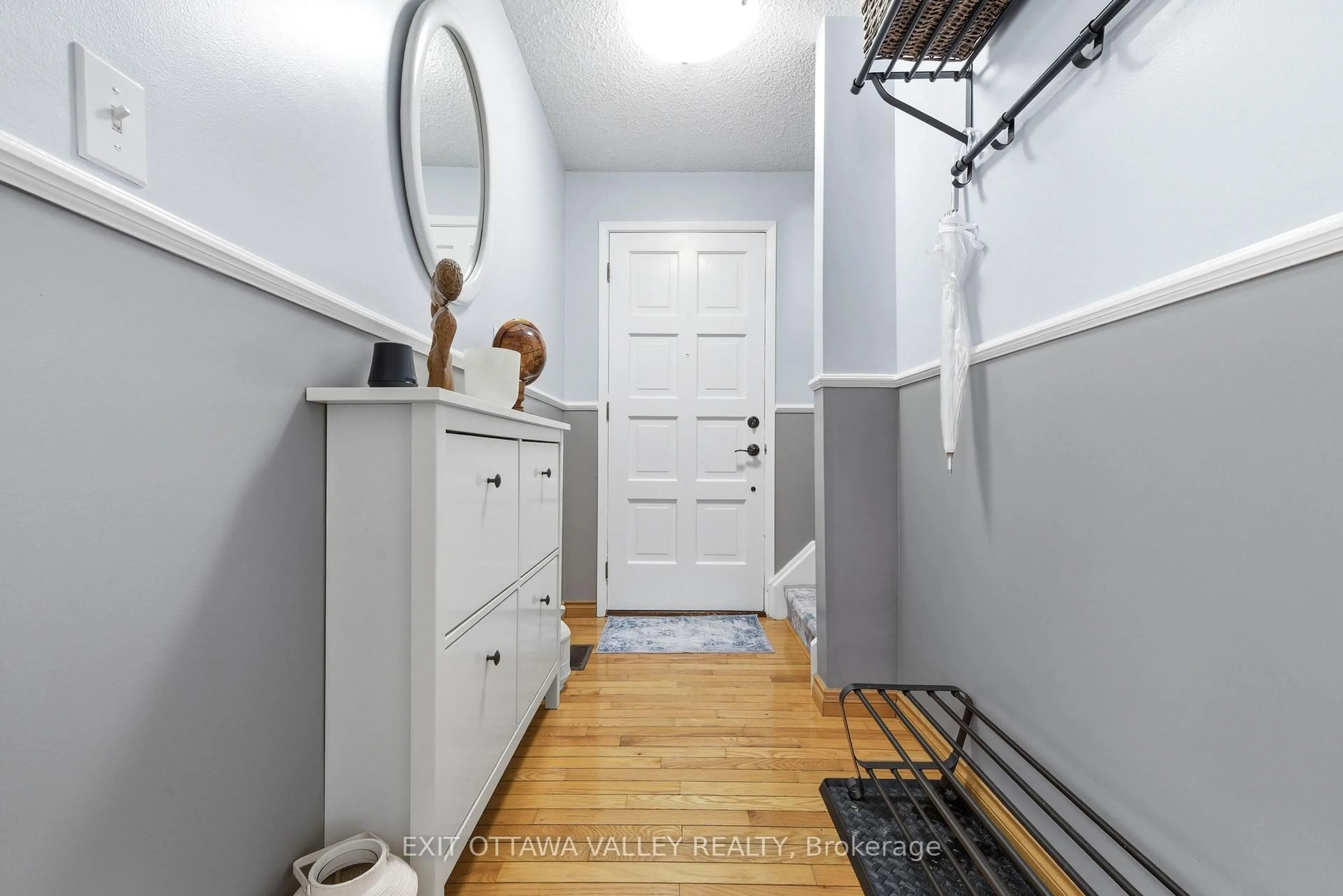 Indoor entryway for 38 Thomas St, Deep River Ontario K0J 1P0