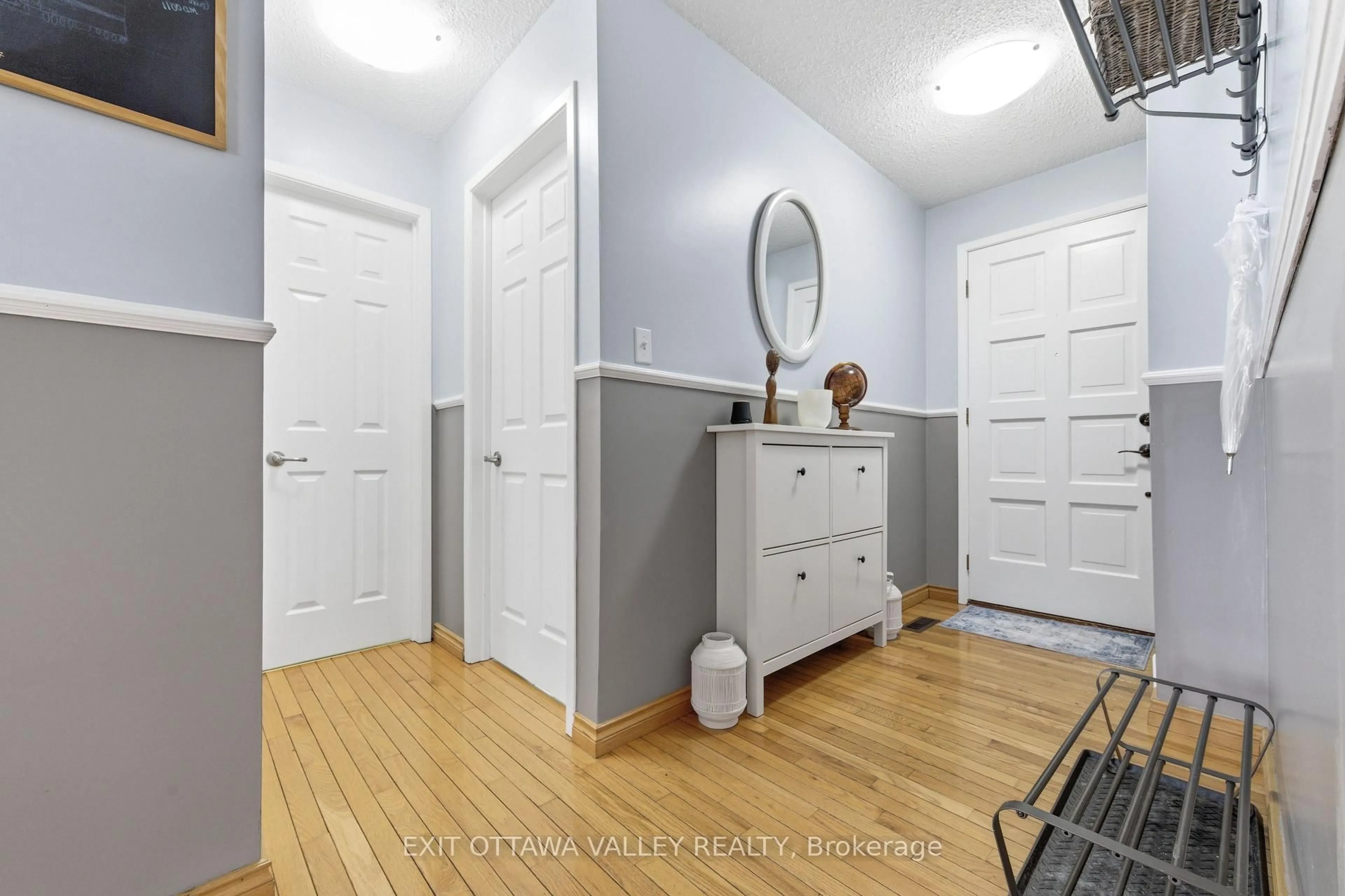 Indoor entryway for 38 Thomas St, Deep River Ontario K0J 1P0