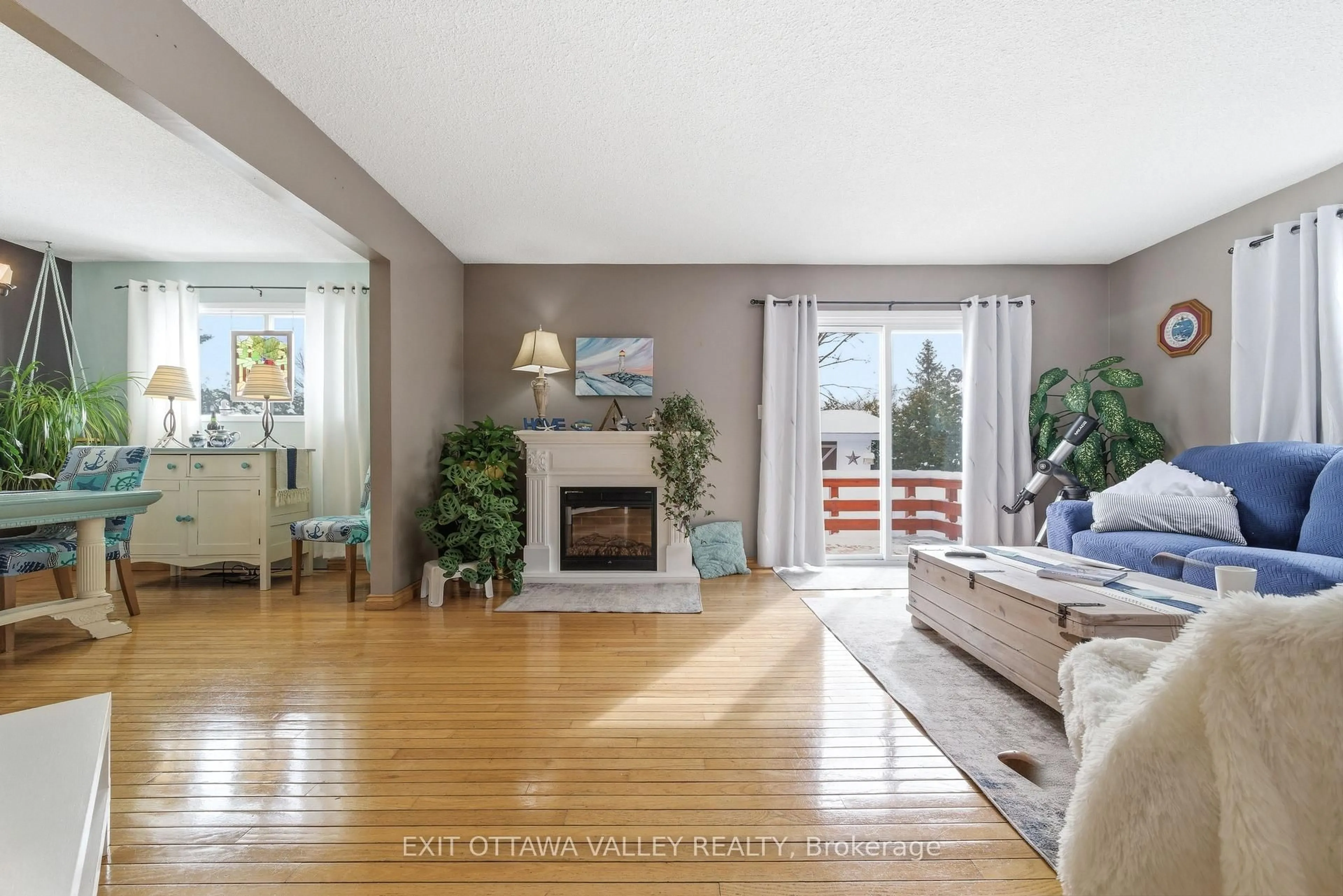 Living room with furniture, wood/laminate floor for 38 Thomas St, Deep River Ontario K0J 1P0